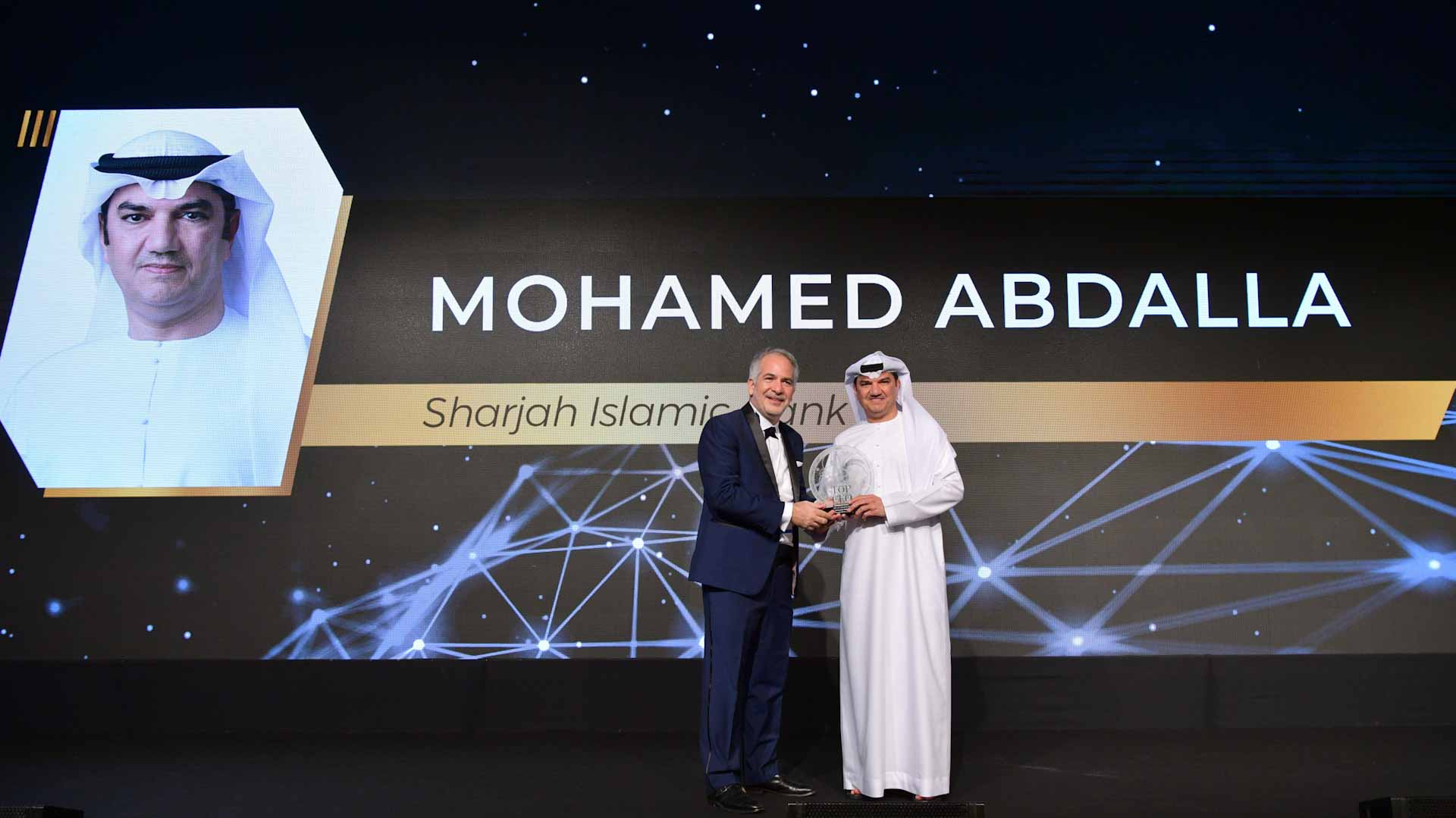 صورة بعنوان: محمد عبدالله ينال جائزة أفضل رئيس تنفيذي بقطاع البنوك الإسلامية 