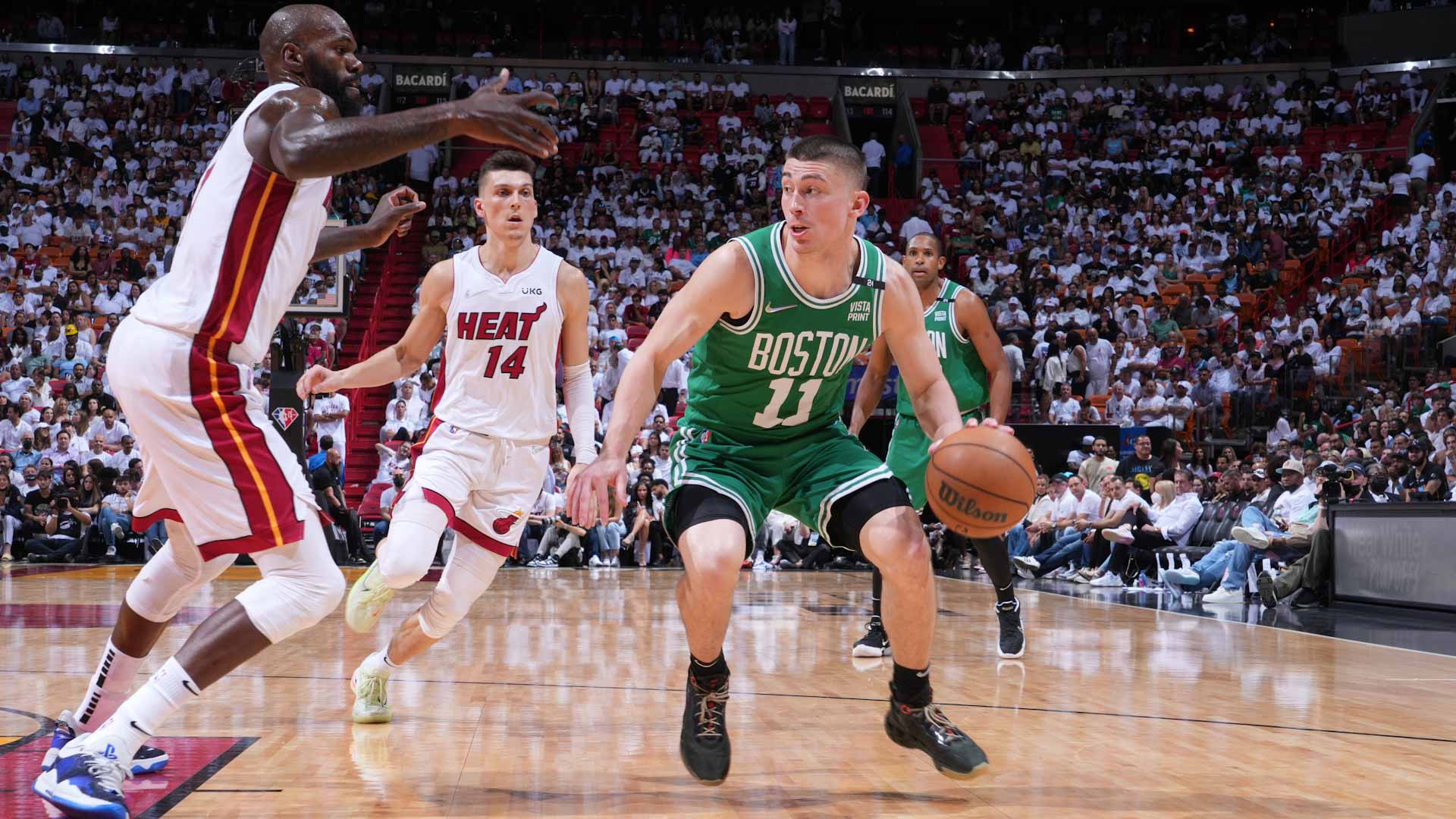 صورة بعنوان: بوسطن يتعادل مع ميامي في نهائي المناطق بدوري كرة السلة الأميركي 