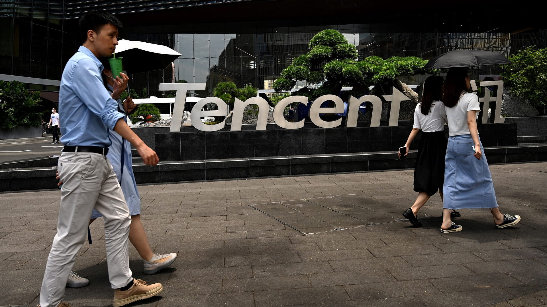 Image for the title: Asian markets drop after Wall St battering 