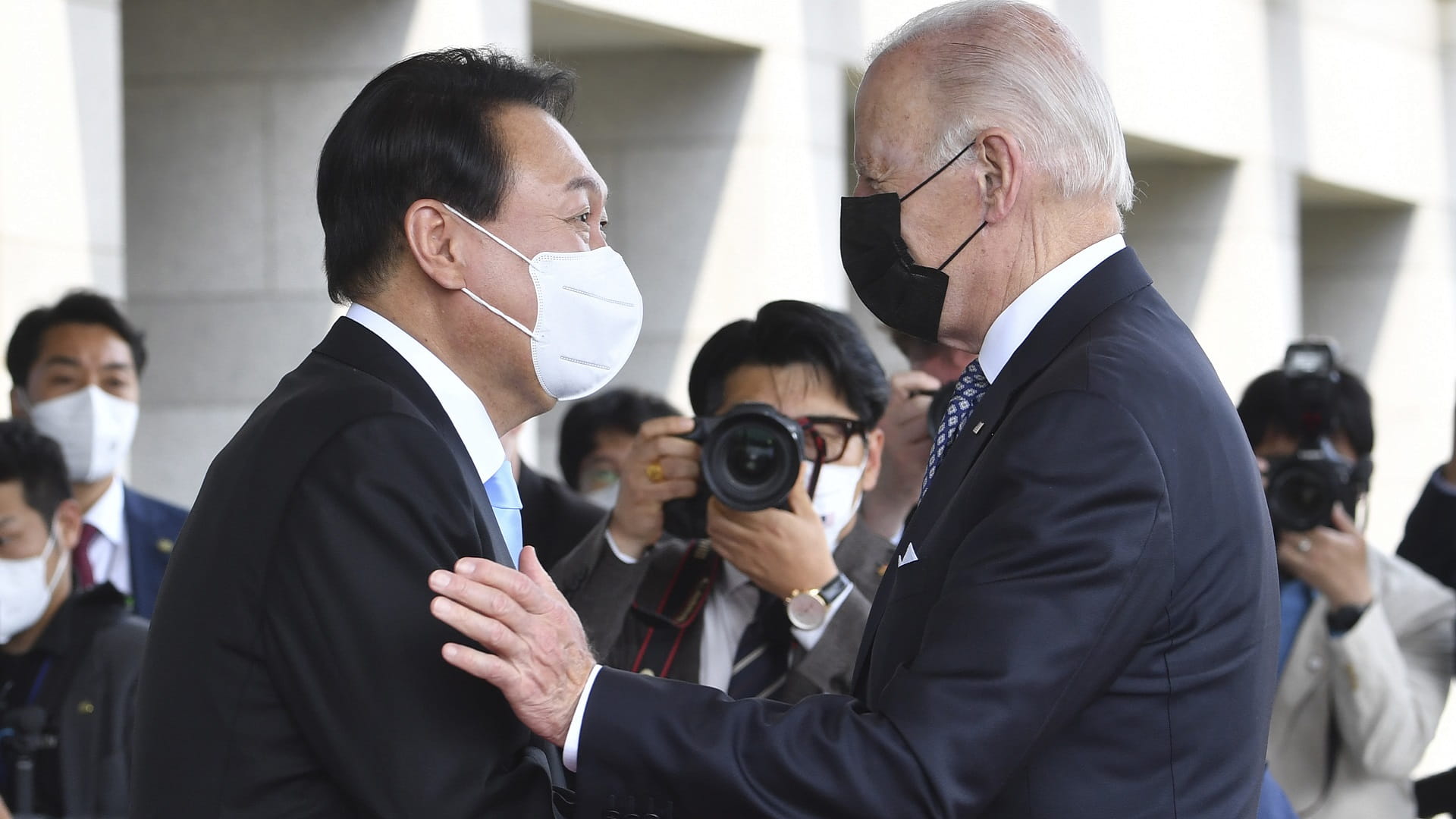 Image for the title: Biden opens SKorea trip at Samsung plant 