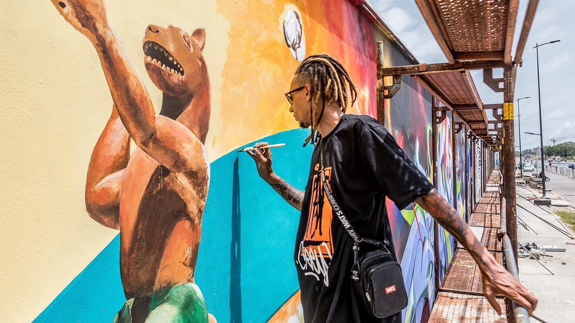 Image for the title: Graffiti brings Benin's walls alive with treasures from past 