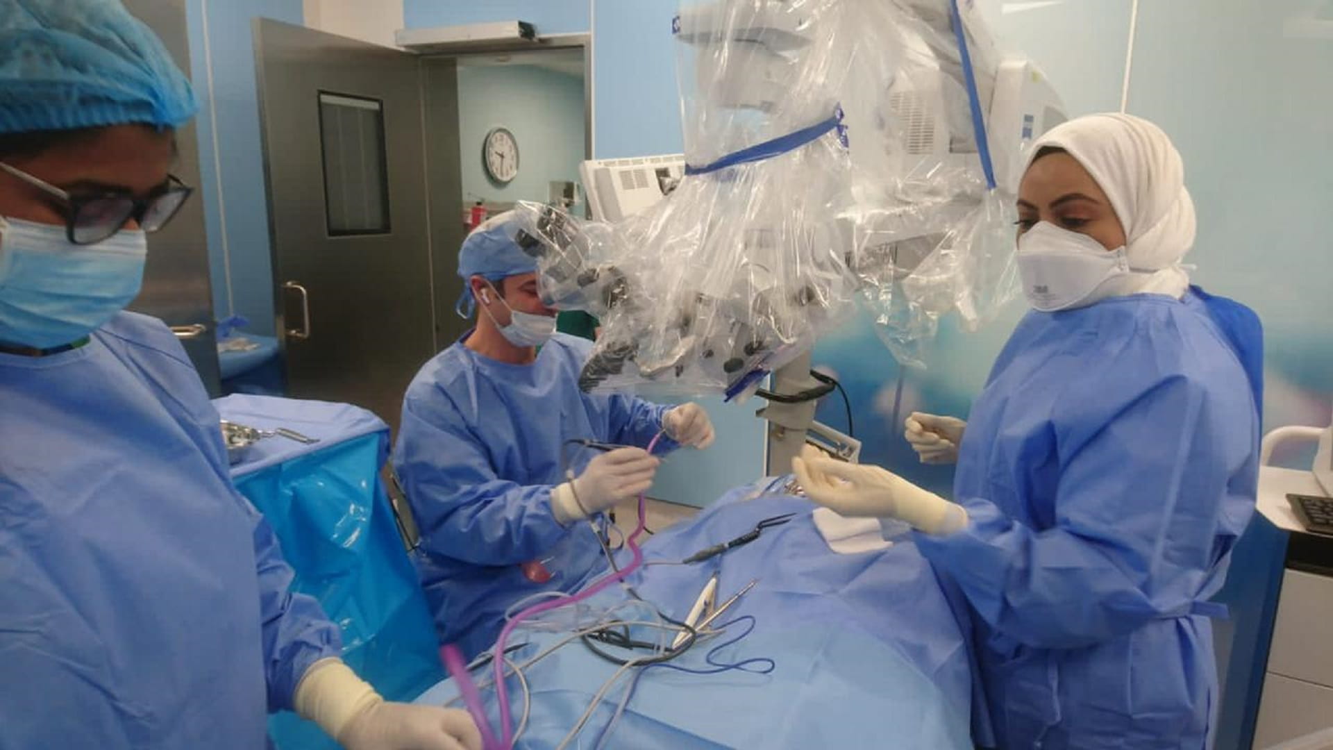 صورة بعنوان: مستشفى القاسمي ينفذ جراحة نادرة باستئصال ورم من جمجمة أربعيني  