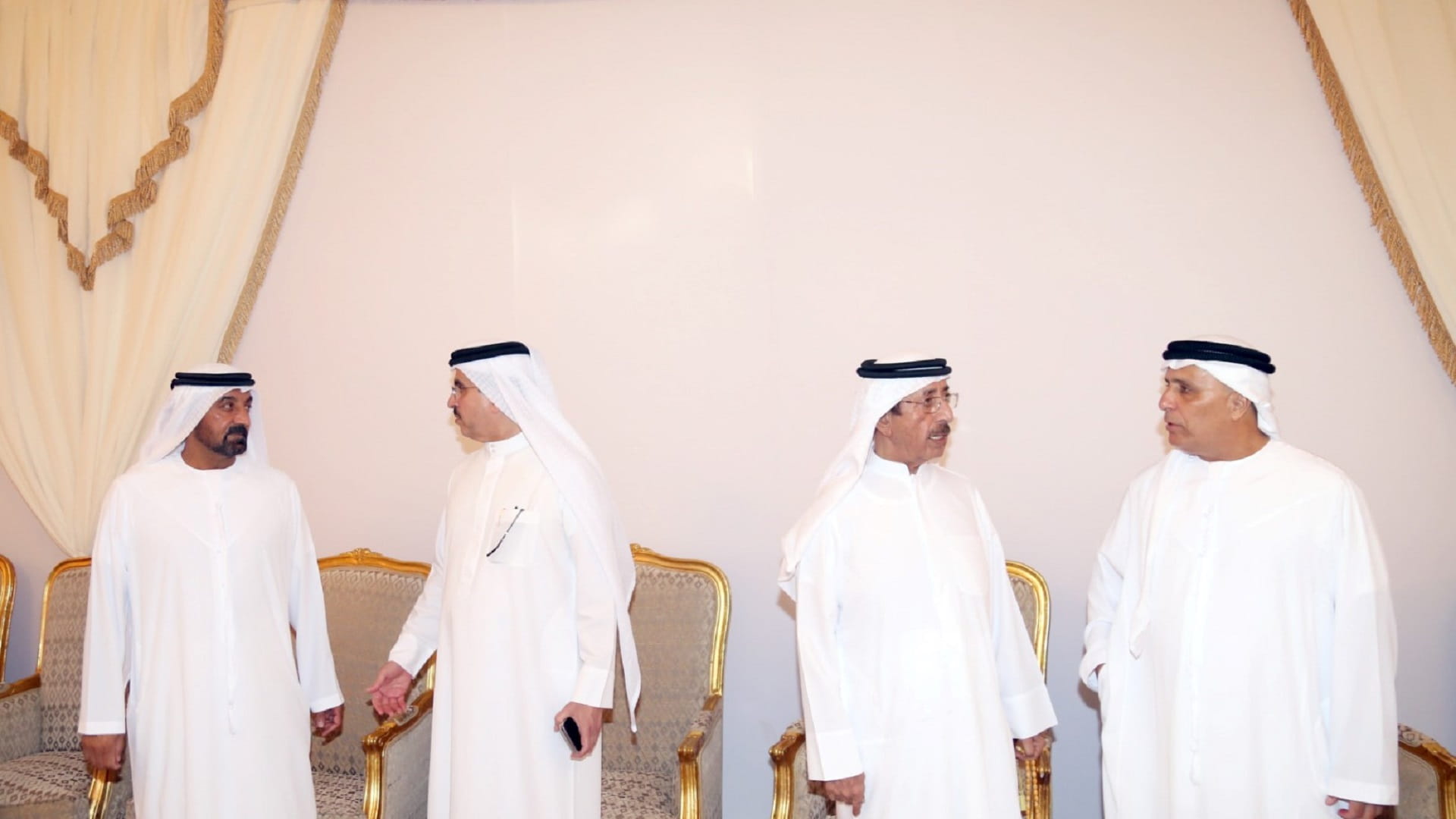 صورة بعنوان: أحمد بن سعيد وحشر بن مكتوم يقدمان واجب العزاء بوفاة ميثاء الطاير 