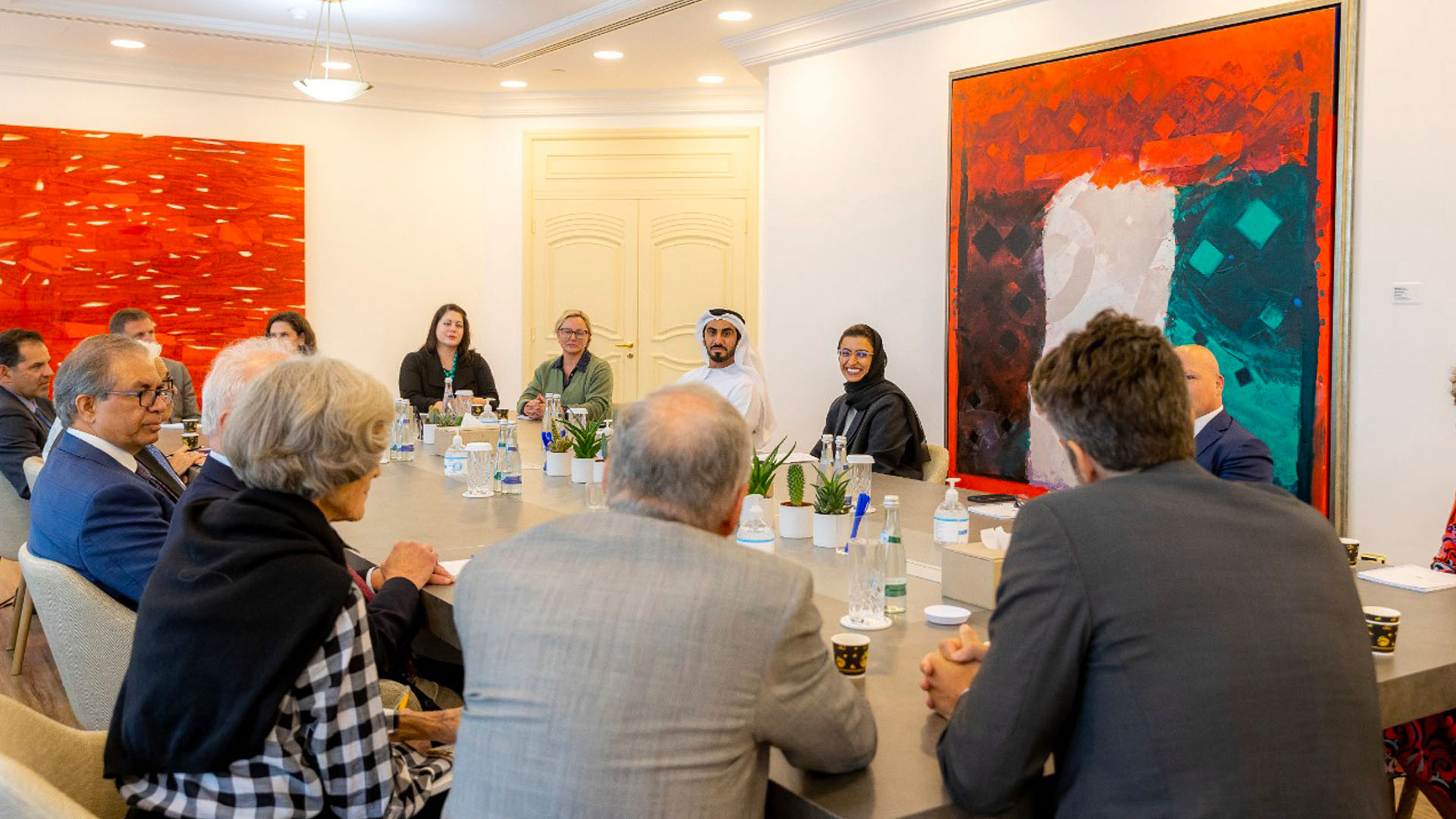 صورة بعنوان: نورة الكعبي تلتقي وفداً من مؤسسة "راند" 