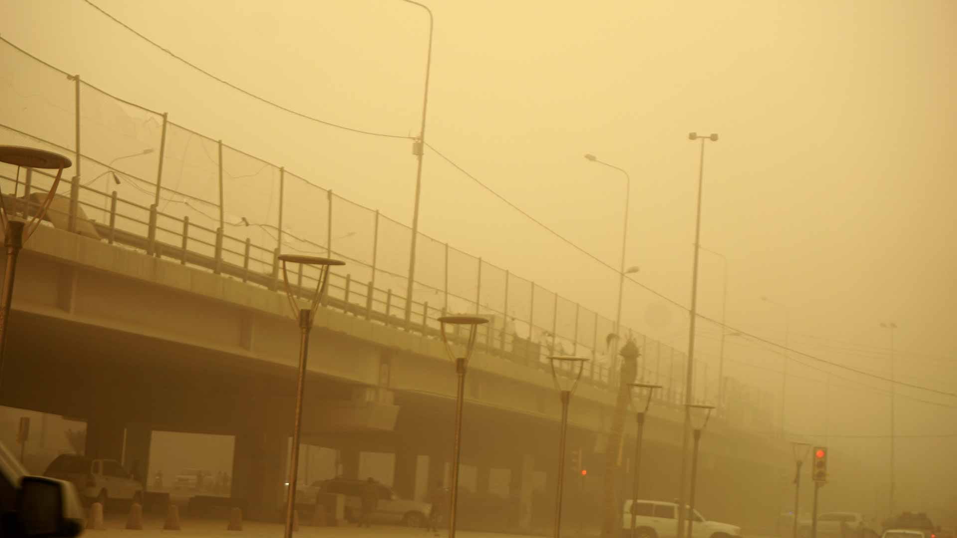 Image for the title: Sandstorm forces closure of Iraqi airports, public buildings 