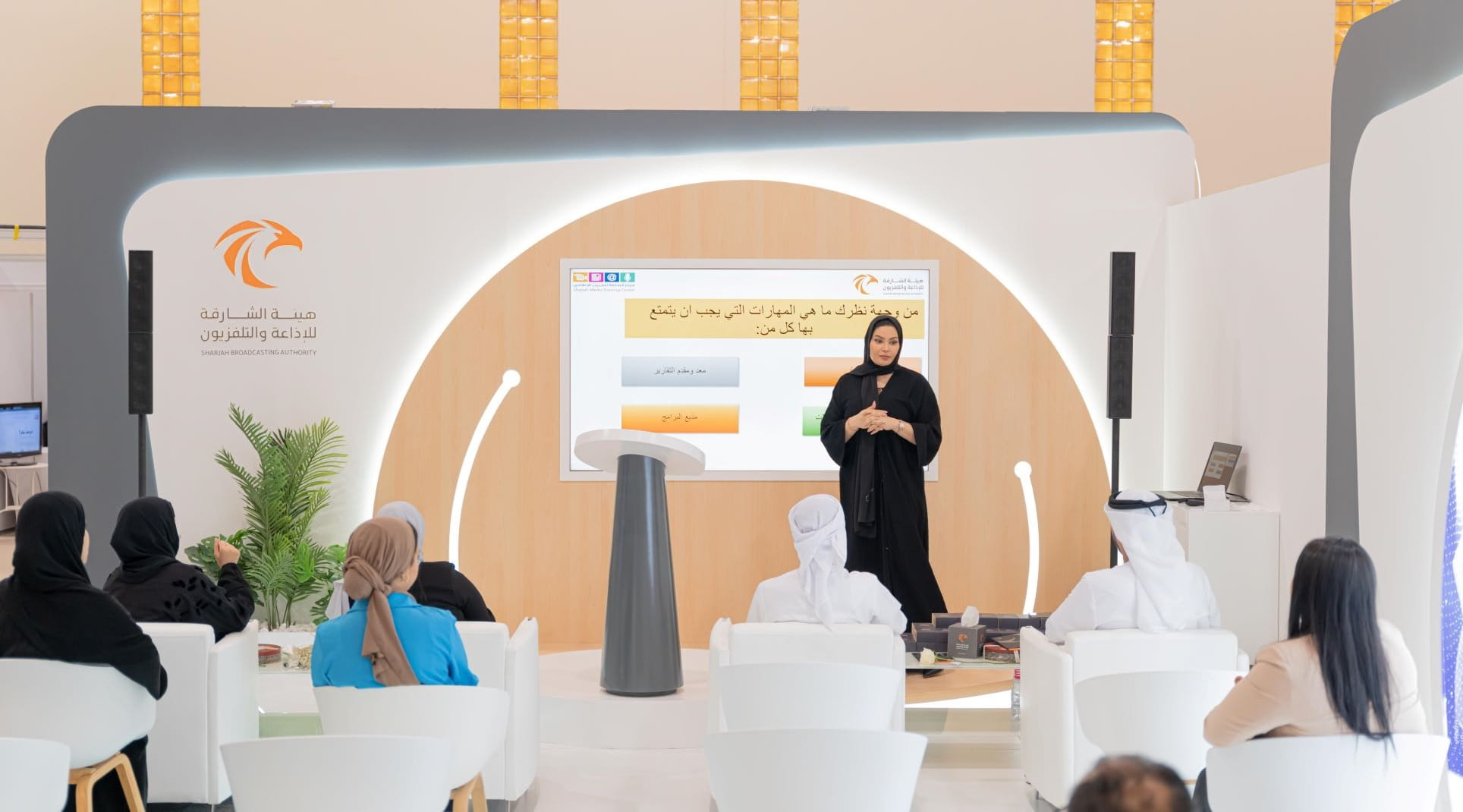 صورة بعنوان: الشارقة للإذاعة والتلفزيون تشارك في معرض مشاريع تخرج كلية الاتصال 