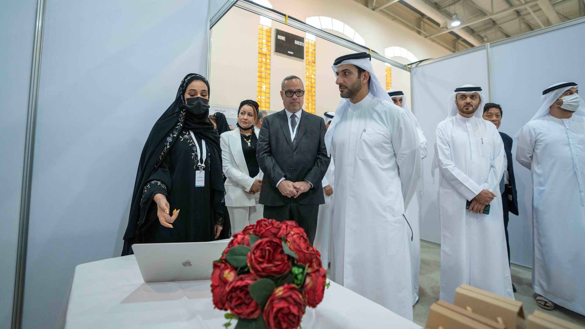 صورة بعنوان: سلطان بن أحمد يفتتح معرض مشاريع تخرج طلبة "الاتصال" بجامعة الشارقة 
