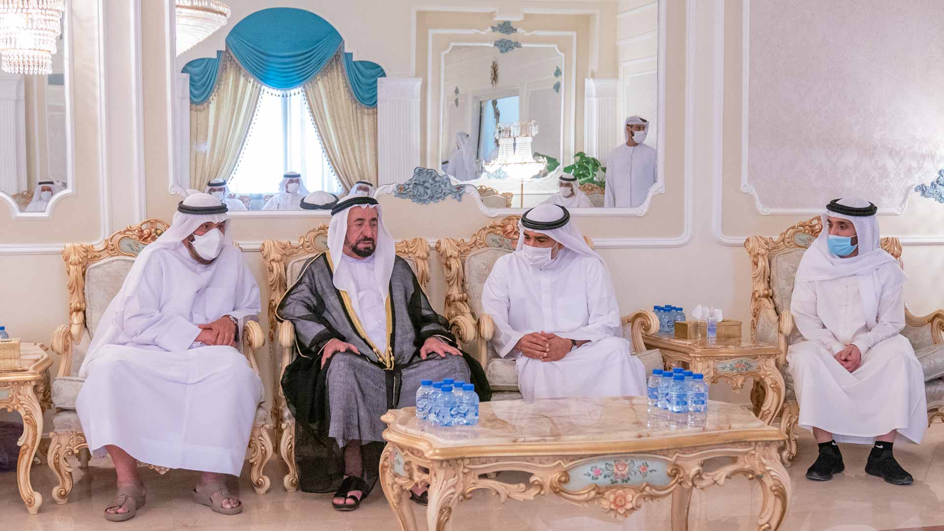 صورة بعنوان: حاكم الشارقة يقدم واجب العزاء في وفاة الشيخة هناء بنت حمد القاسمي 