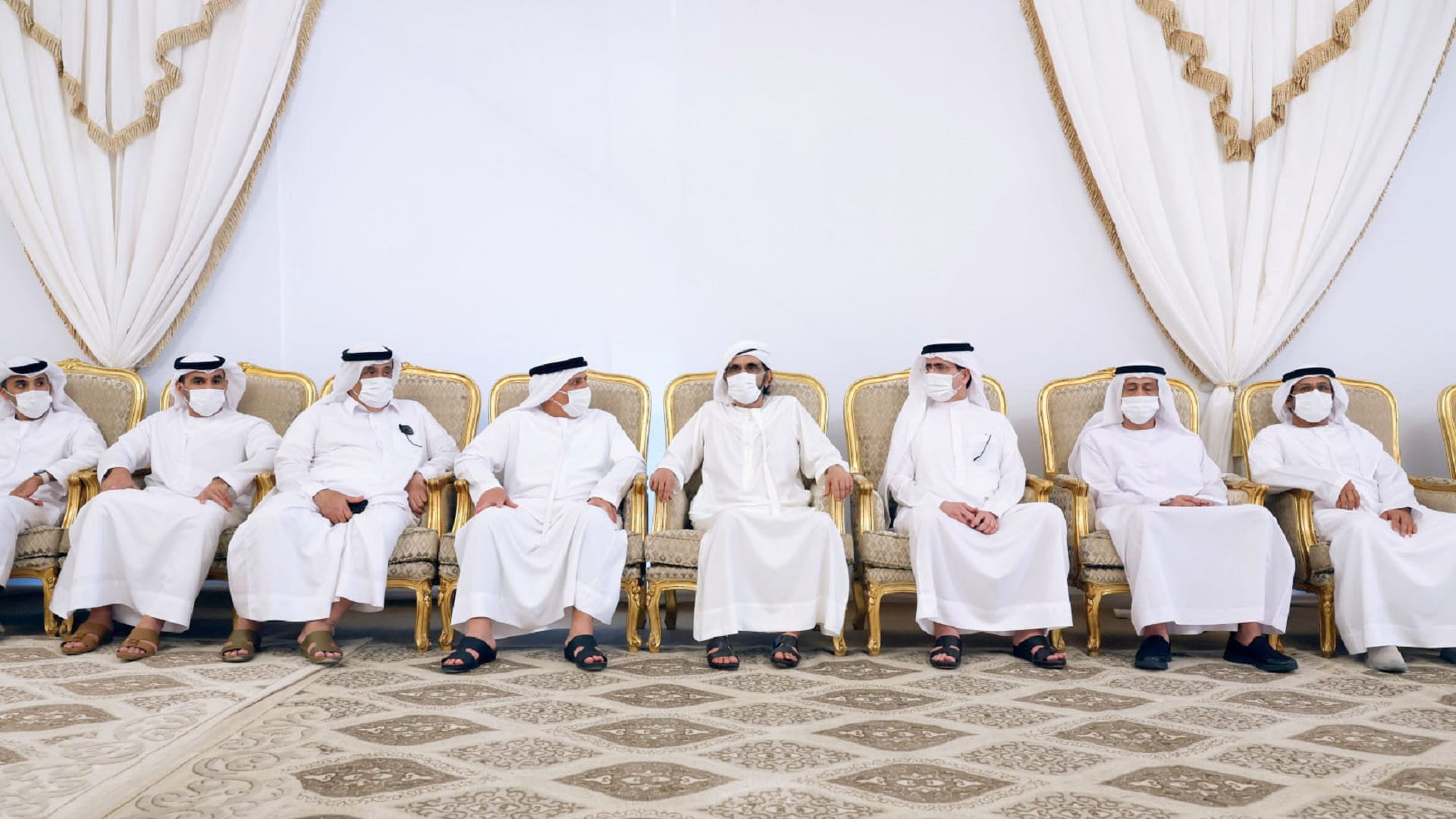 صورة بعنوان: محمد بن راشد يقدم واجب العزاء في وفاة ميثاء مطر الطاير 