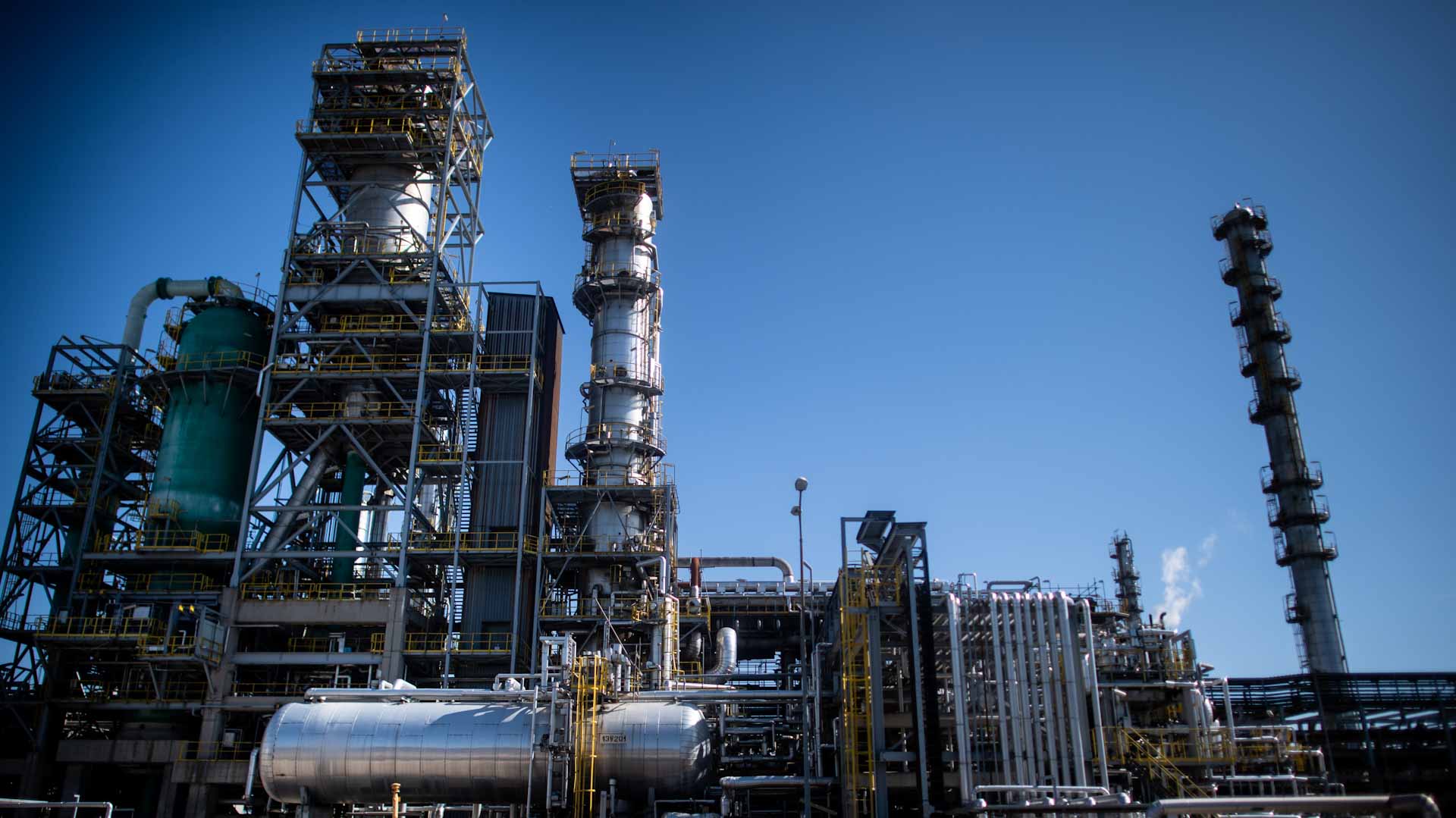 Image for the title: Oil prices inch lower on concerns over recession 