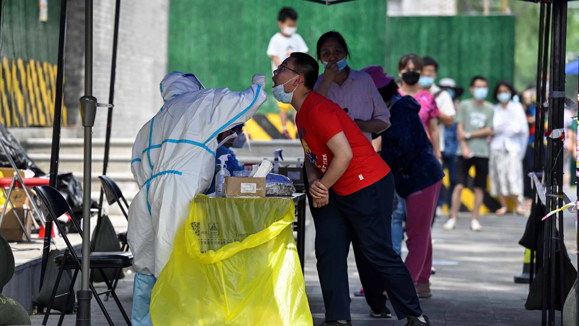 Image for the title: Beijing ramps up COVID quarantine, Shanghai decry uneven rules 