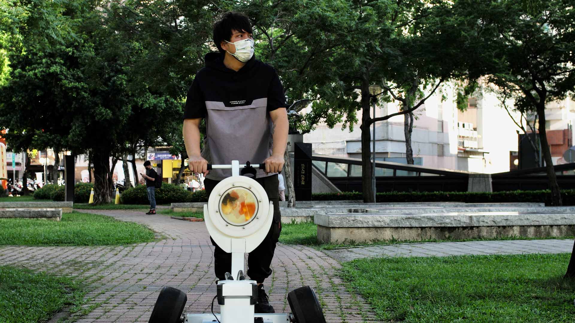 صورة بعنوان: رجل يبتكر عربة متحركة تسمح للأسماك في معاينة "عوالم أخرى" بتايوان 