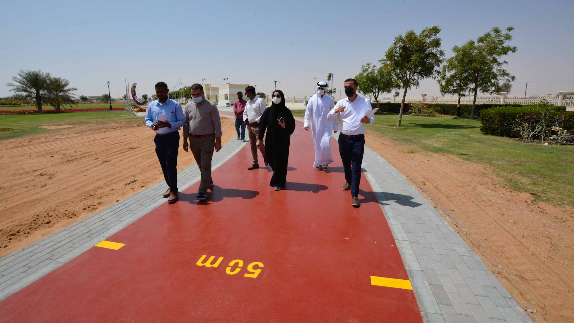 صورة بعنوان: بتوجيهات حاكم الشارقة.. "الأشغال" تنجز ممشى مطاطياً بحديقة المدام 