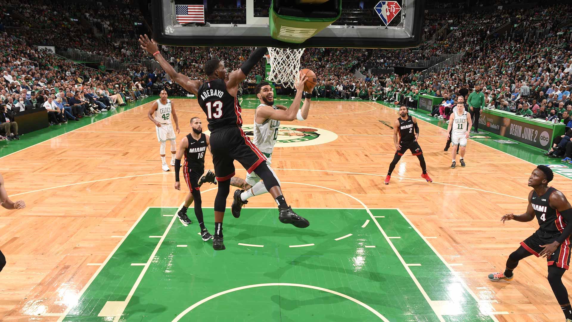 صورة بعنوان: سلتيكس يتعادل مع ميامي في نهائي المناطق بدوري السلة الأميركي 