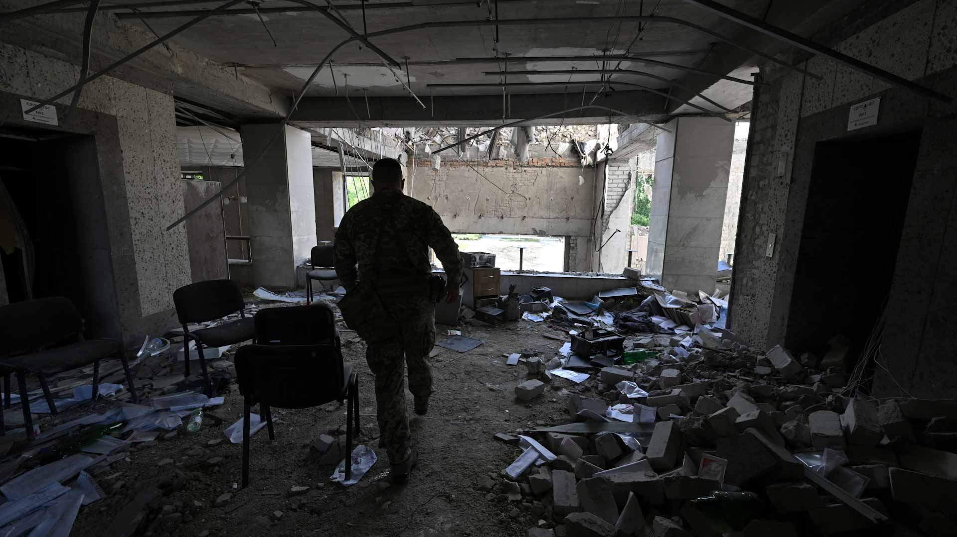 Image for the title: Russia seeks to put stranglehold on twin Ukrainian cities 