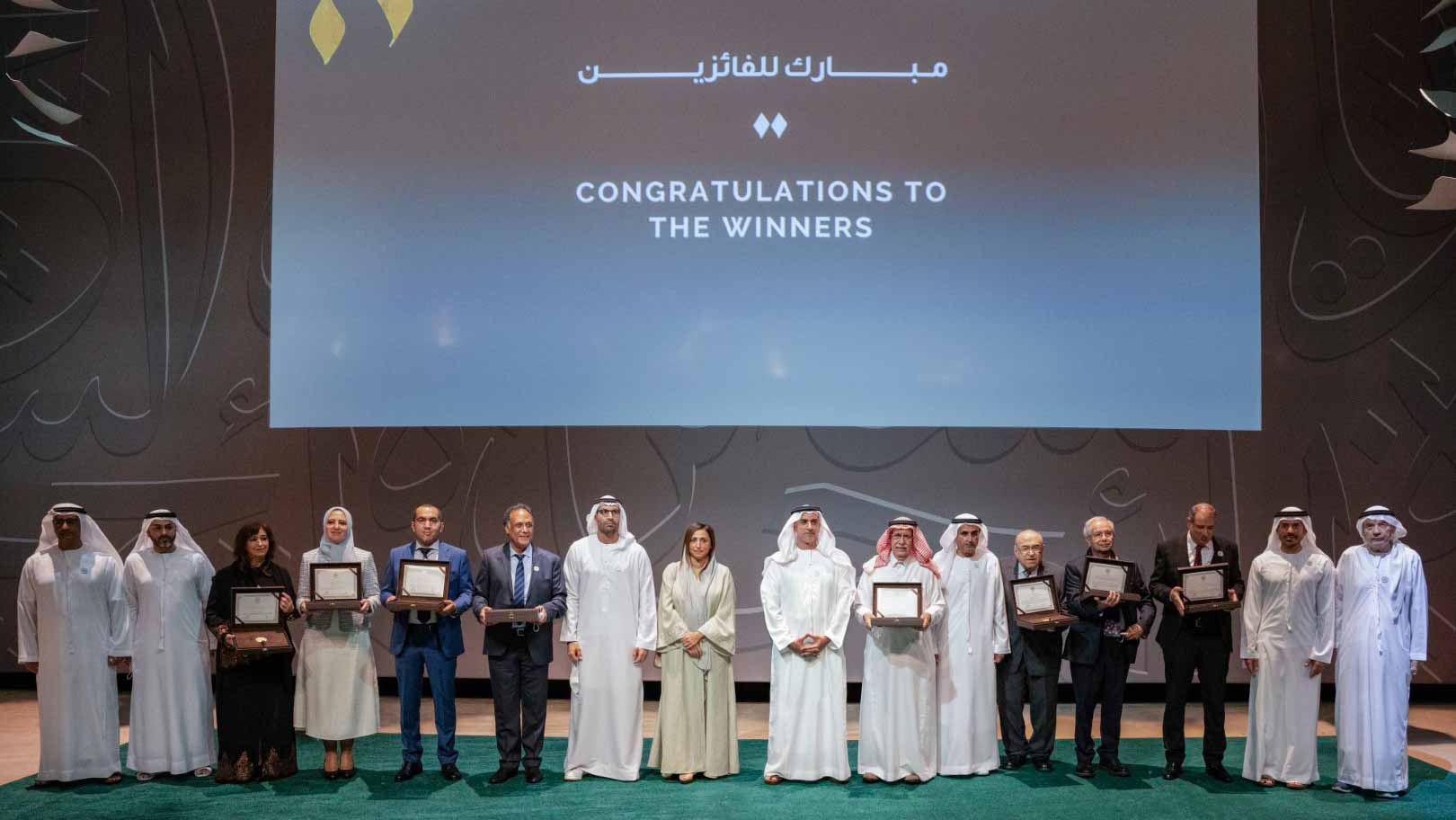 صورة بعنوان: سيف بن زايد يكرم الفائزين بجائزة الشيخ زايد للكتاب 