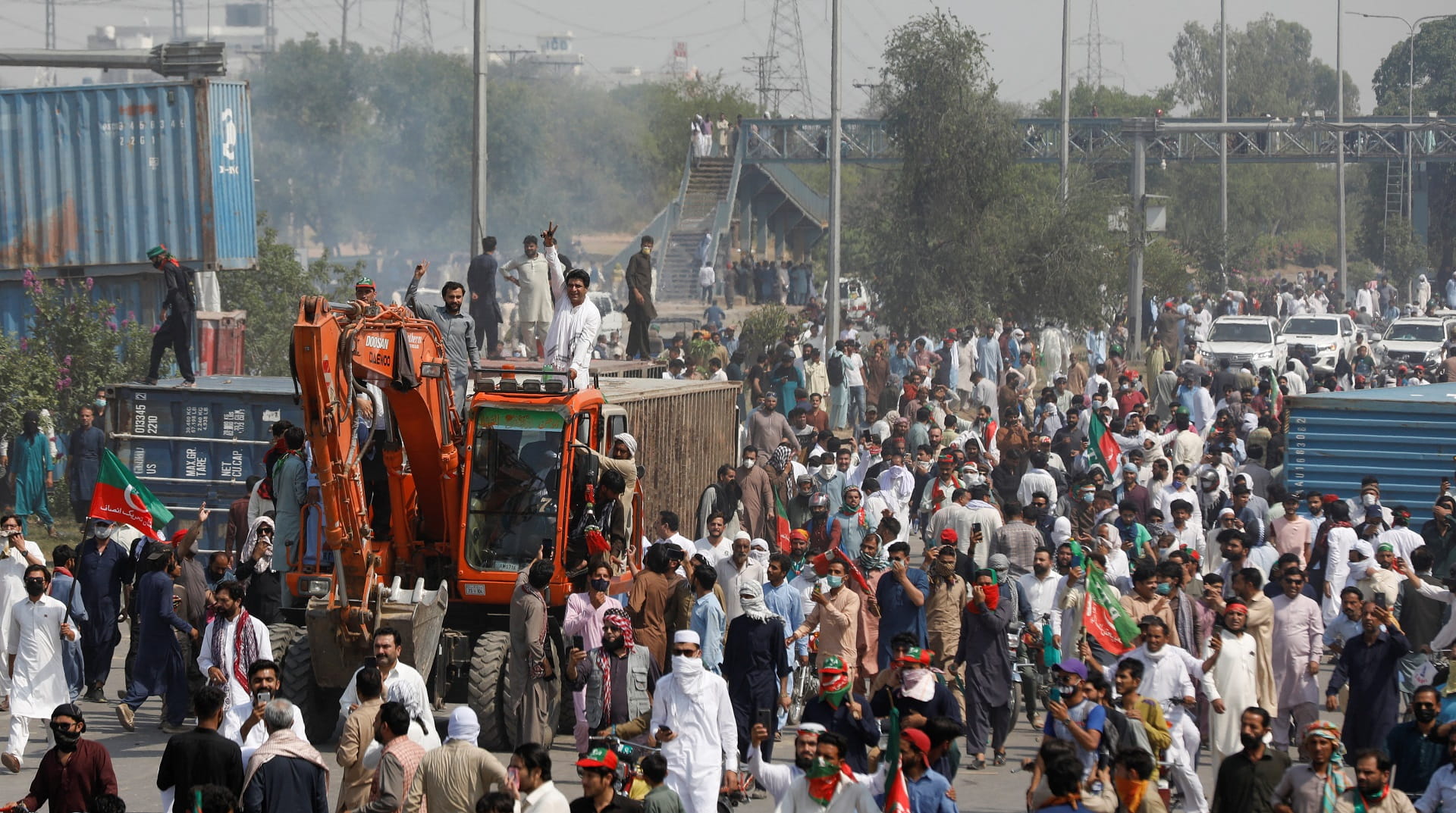 صورة بعنوان: شرطة باكستان تطلق الغاز المسيل للدموع على أنصار عمران خان 