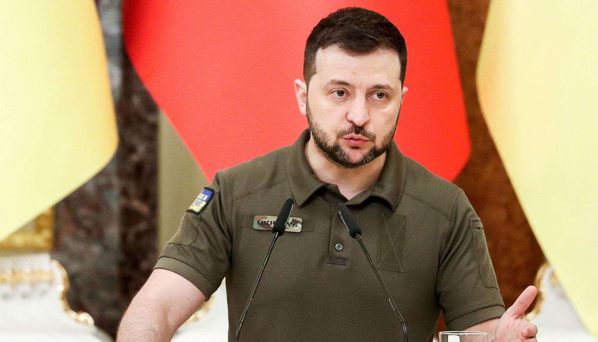 صورة بعنوان: زيلينسكي يأمر بإنهاء سفر الروس إلى أوكرانيا بدون تأشيرة 