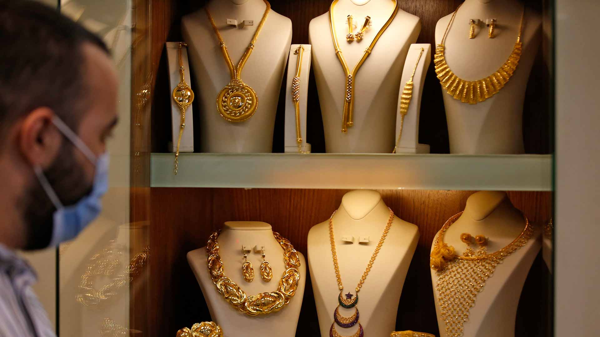 Image for the title: Gold falls as dollar inches higher; Fed minutes fail to surprise 