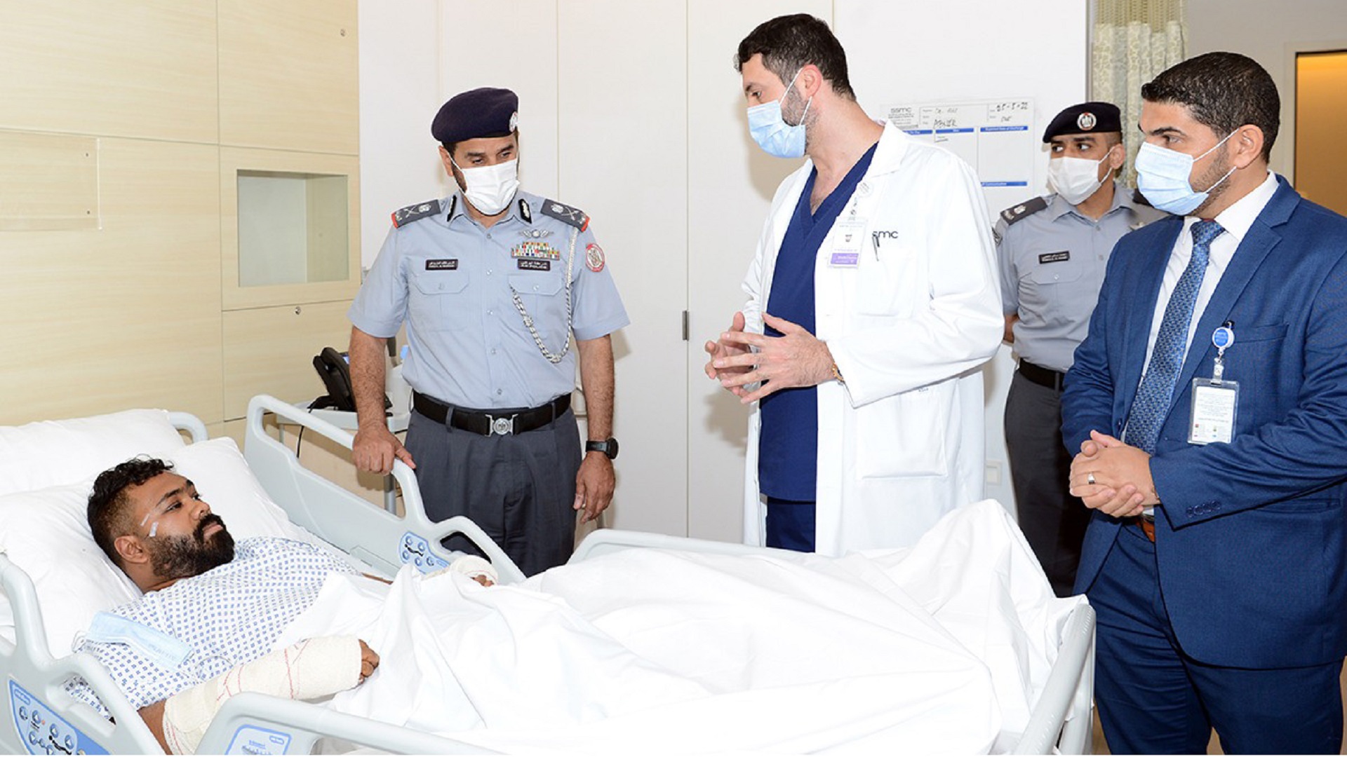صورة بعنوان: قائد شرطة أبوظبي يطمئن على حالة المصابين بحادث أسطوانة الغاز 