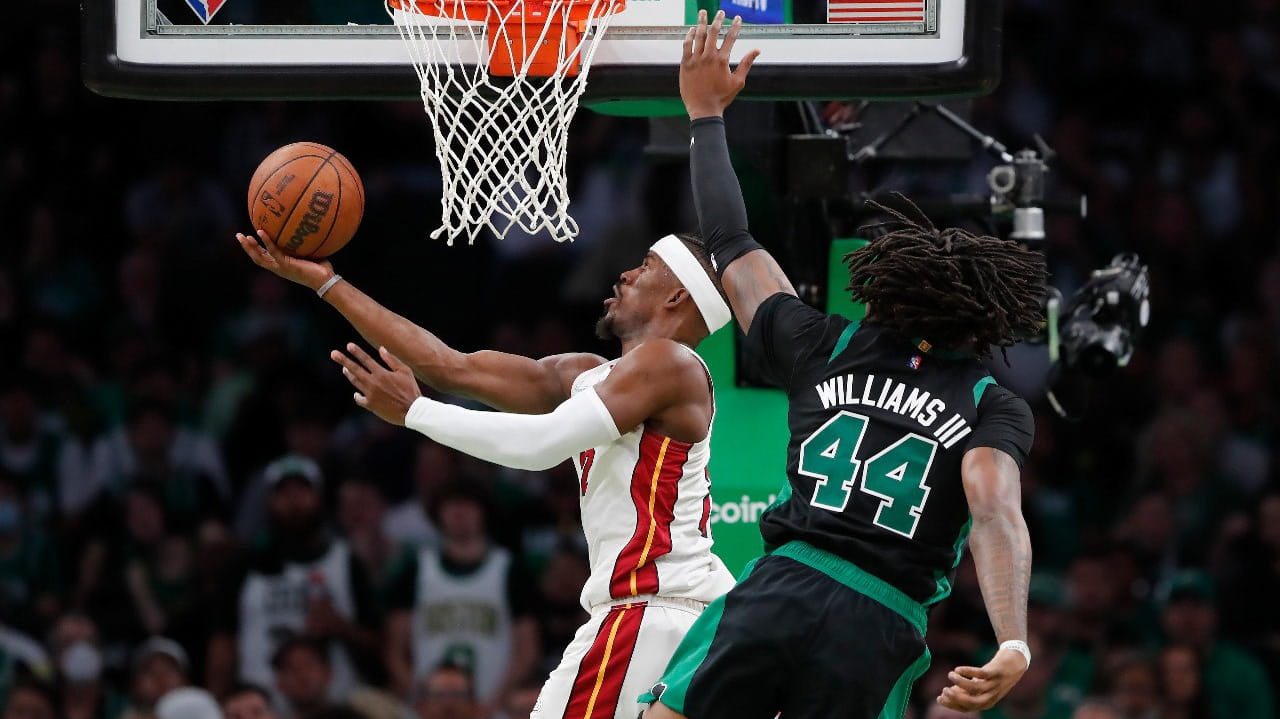 صورة بعنوان: ميامي هيت يتعادل مع بوسطن سلتيكس بنهائي المناطق في السلة الأميركية 