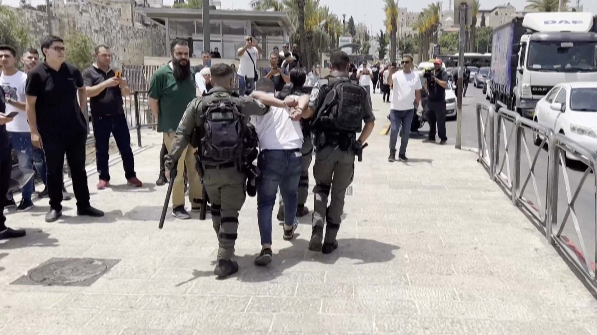 صورة بعنوان: الشرطة الإسرائيلية تعتقل متظاهرين فلسطينيين في القدس  