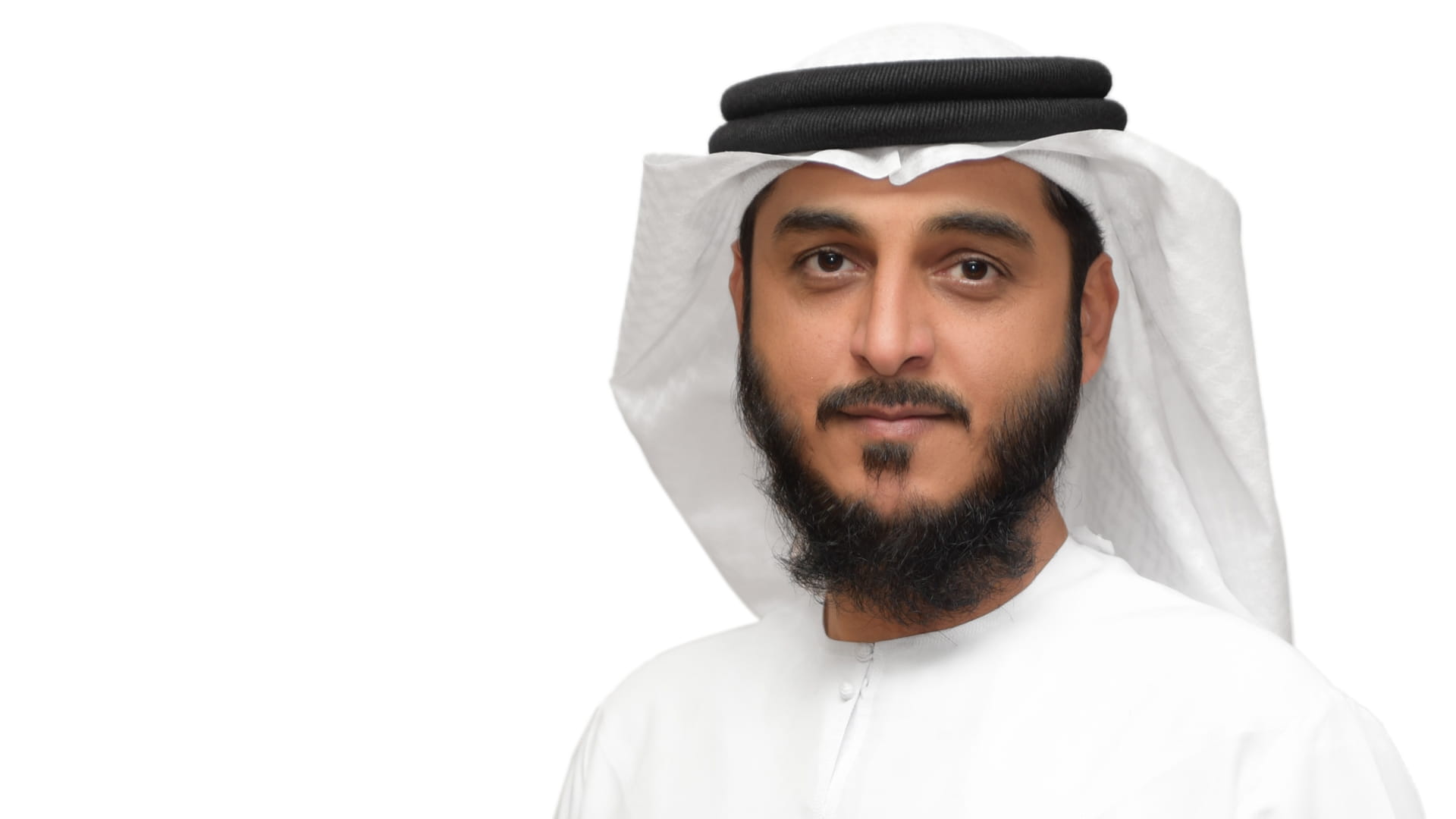 صورة بعنوان: كهرباء الشارقة تنير طرق وشعبيات الوسطى بـ1500 عمود في الربع الأول 