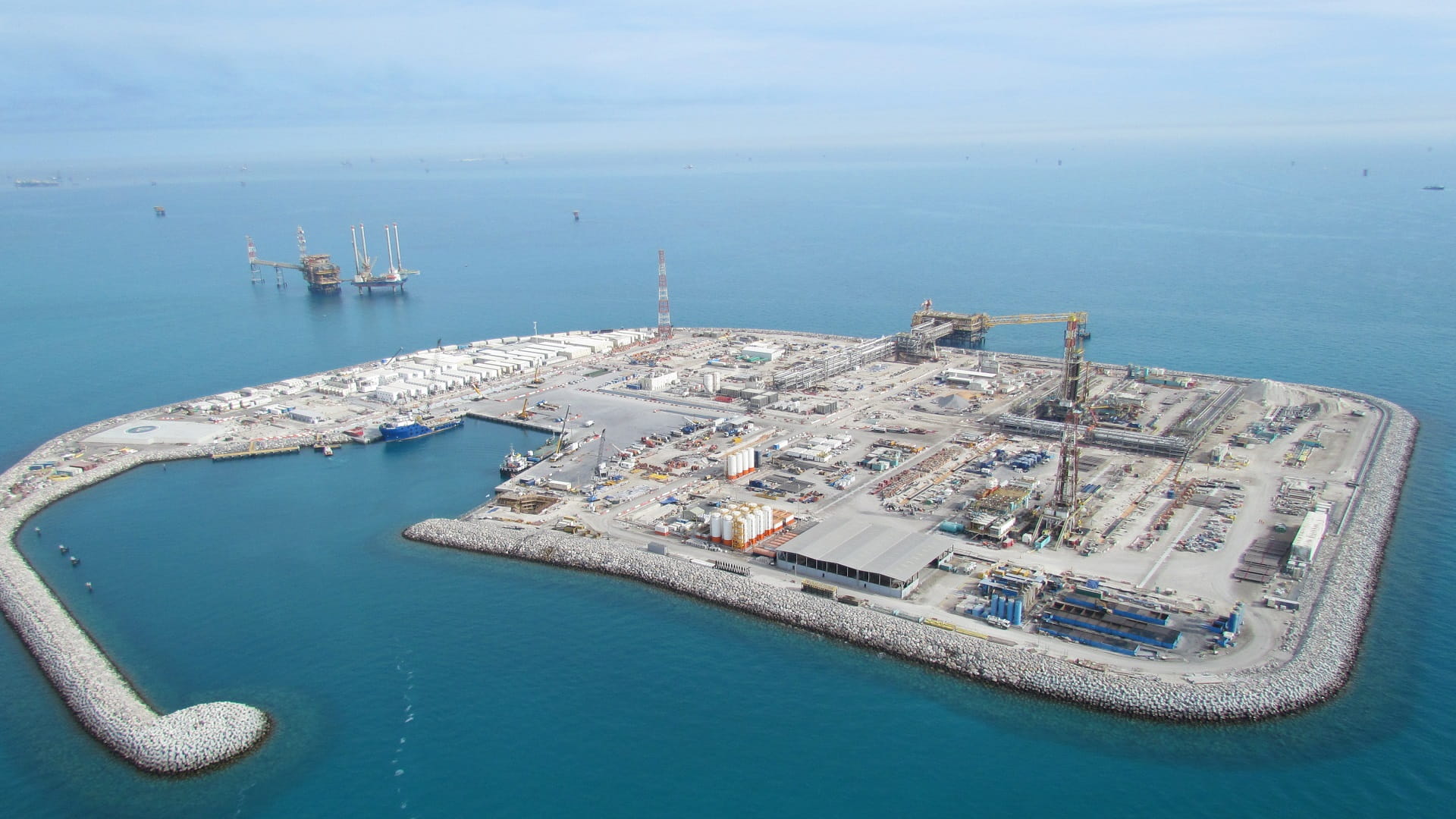 صورة بعنوان: "أدنوك للحفر" توقع اتفاقية للاستحواذ على حفارتين بحريتين متطورتين 