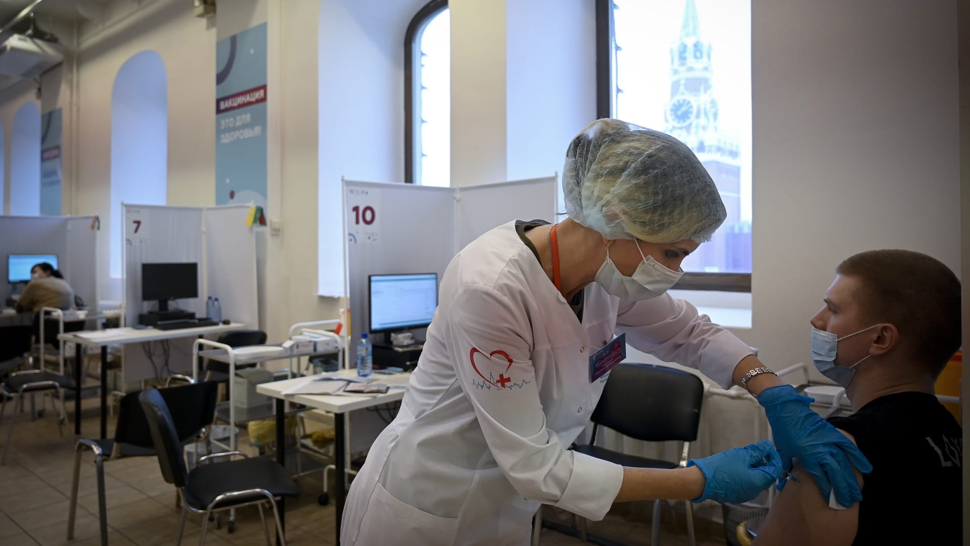 صورة بعنوان: روسيا تسجل أدنى حصيلة إصابات يومية بكورونا منذ منتصف إبريل 2020 