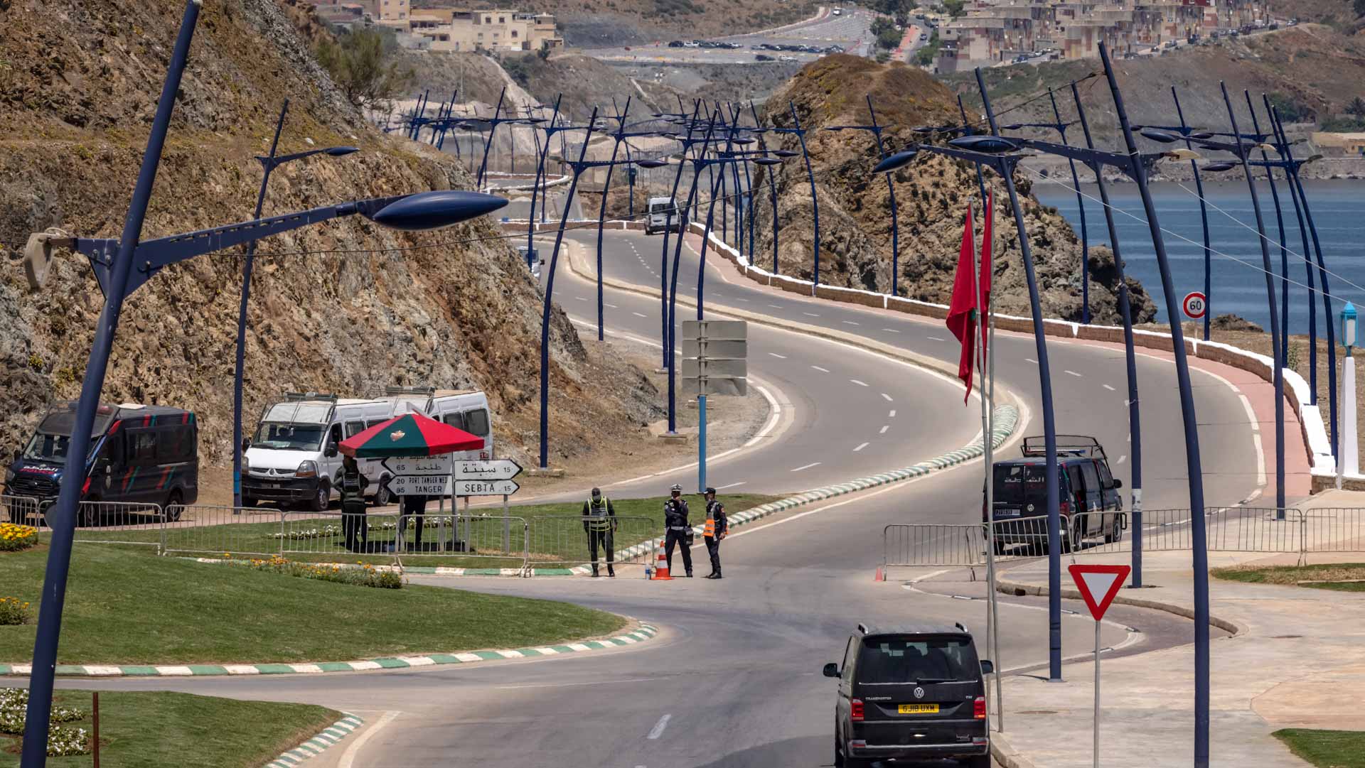 صورة بعنوان: المغرب وإسبانيا يعيدان فتح الحدود للعاملين في جيبي سبتة ومليلة 