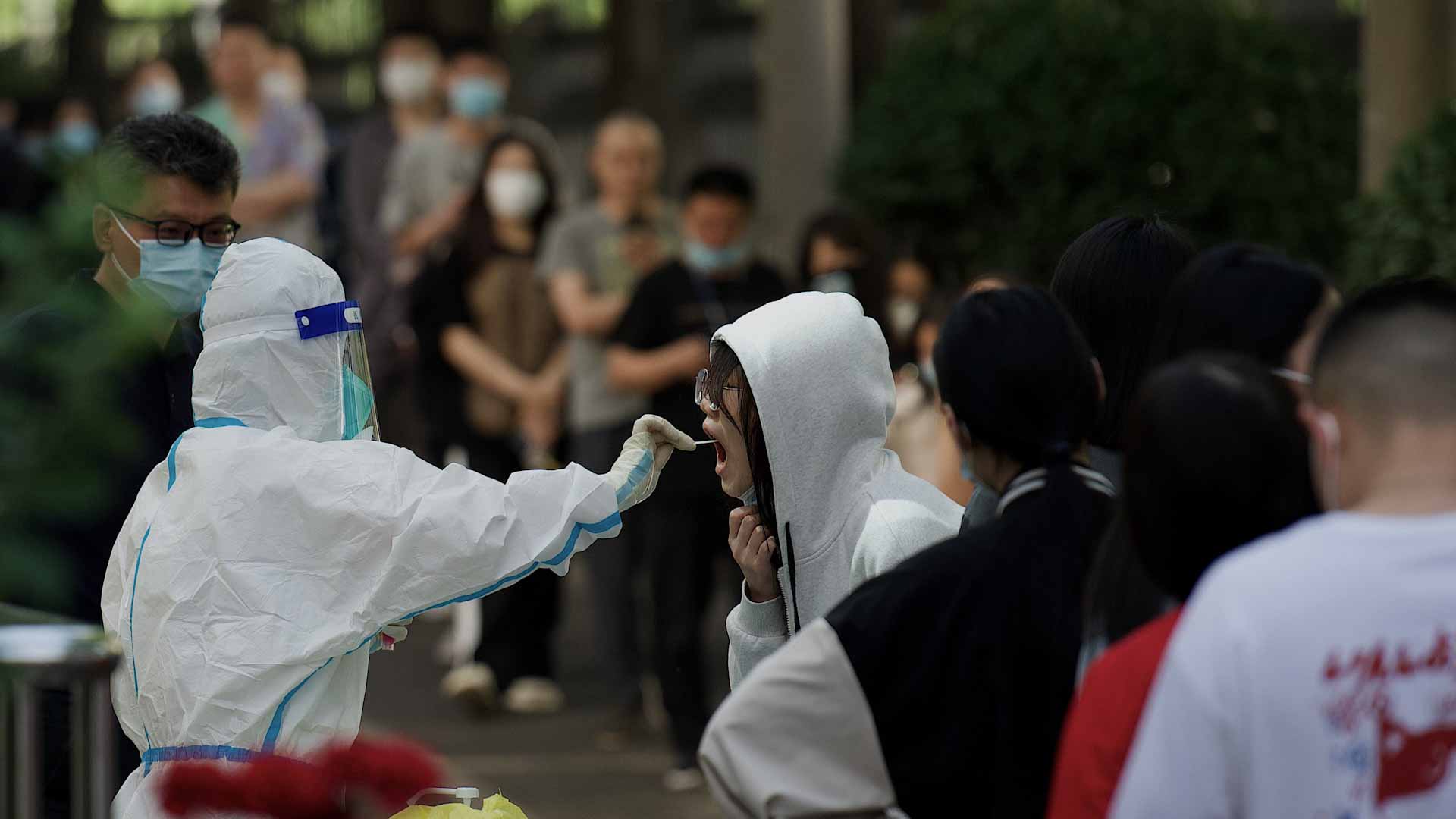 Image for the title: Thousands quarantined after Beijing man breaks Covid rules 