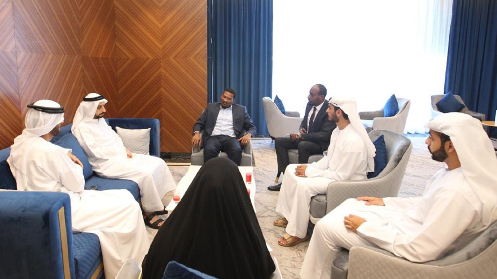 صورة بعنوان: غرفة الشارقة تبحث مع مجموعة قطاع الشقق الفندقية خططها التطويرية 