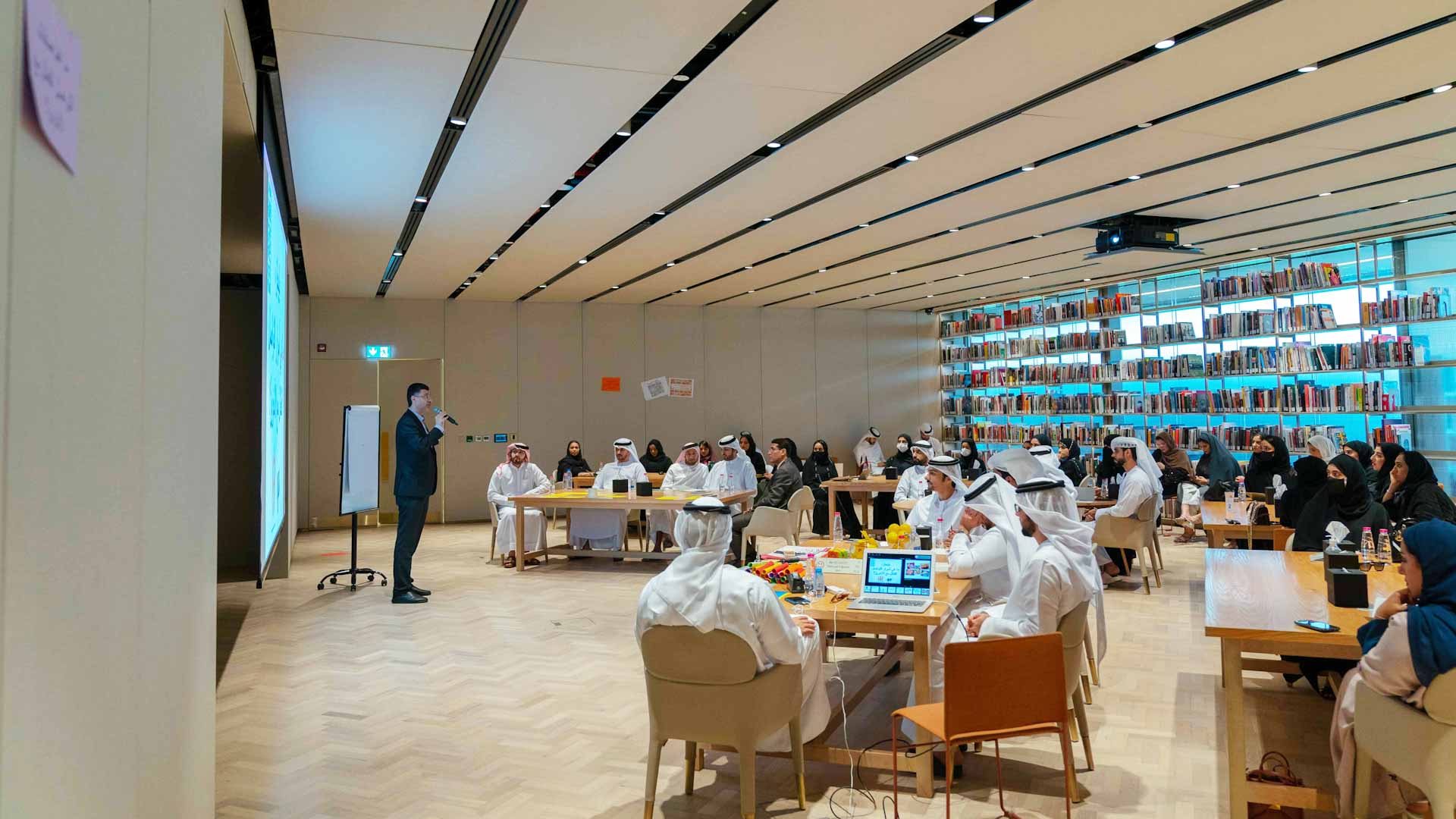 صورة بعنوان: المكتب الإعلامي لحكومة الشارقة يعزز قدرات العاملين بإدارات الاتصال 