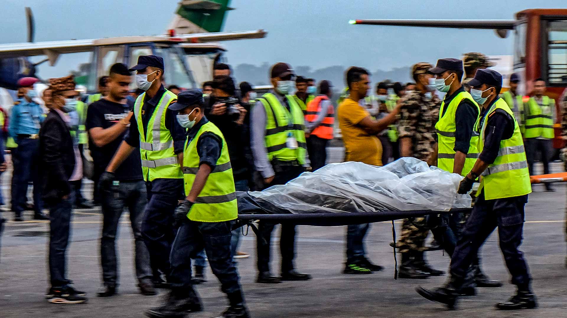صورة بعنوان: نيبال تنتشل جميع ركاب الطائرة المنكوبة بعد تحطمها في جبال هيمالايا 