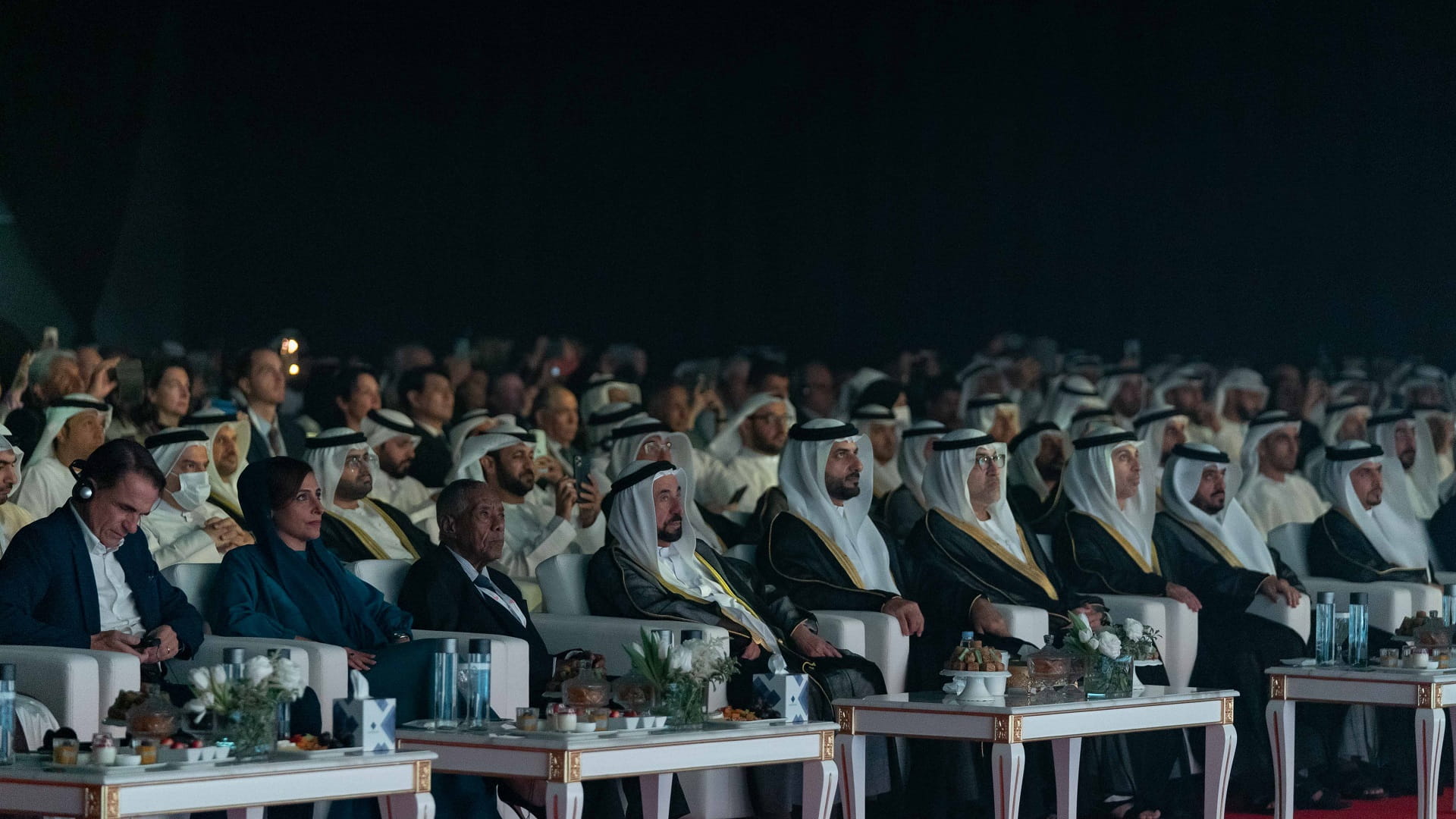 صورة بعنوان: حاكم الشارقة يفتتح الدورة الـ 41 لمعرض الشارقة الدولي للكتاب 