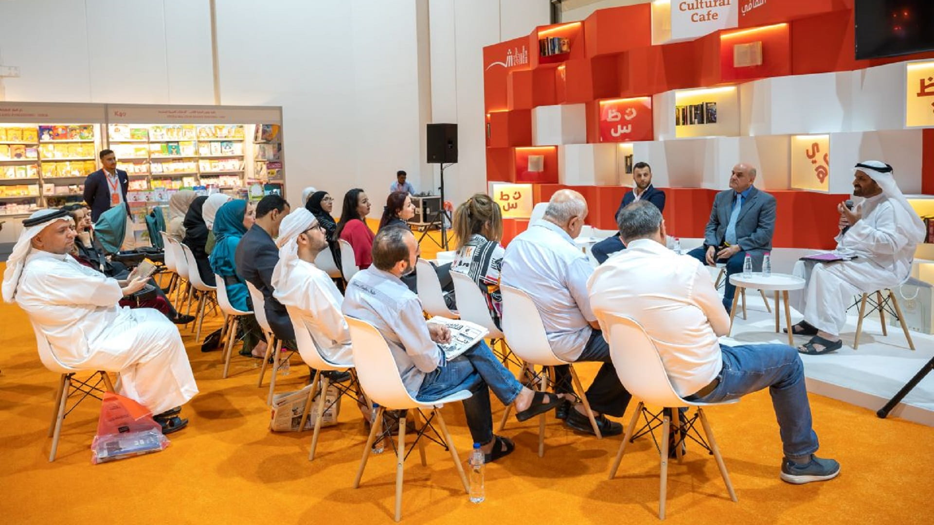 صورة بعنوان: الهدية ونجيب يمزجان الغزل بالحنين في معرض الشارقة الدولي للكتاب 