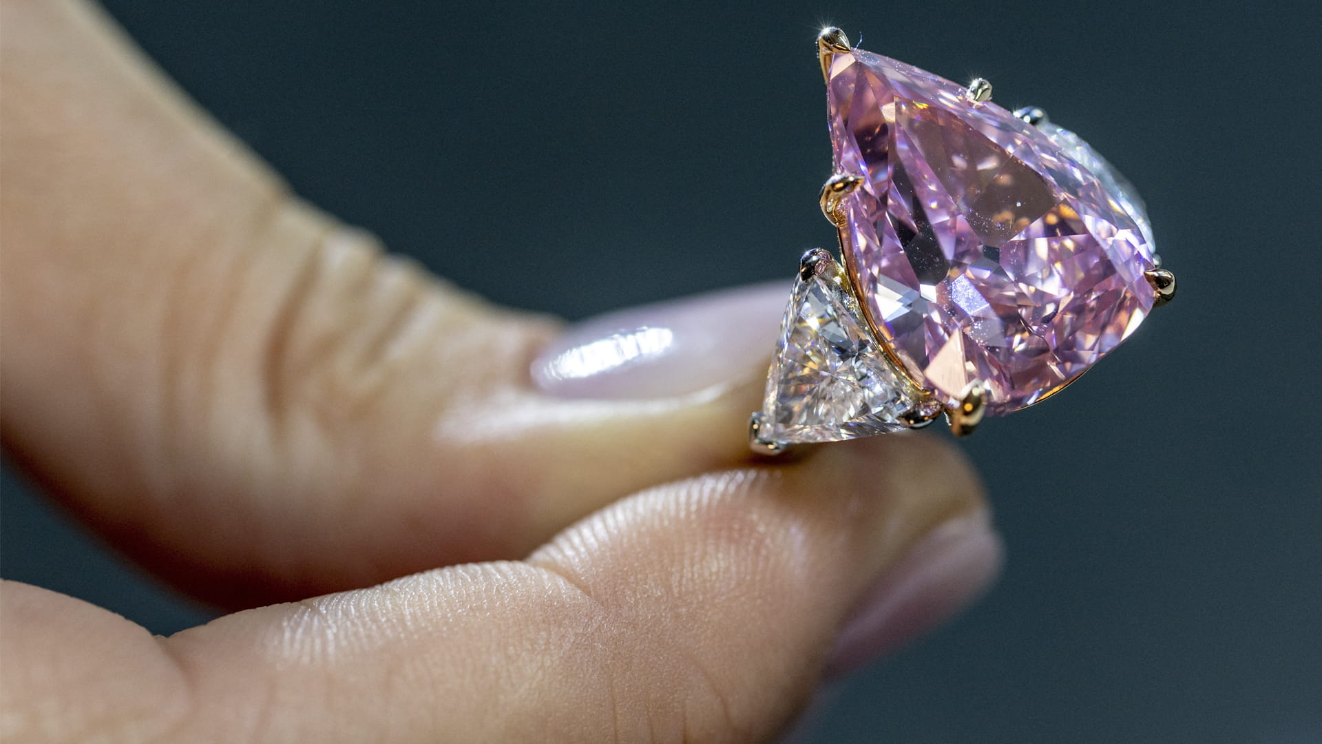 صورة بعنوان: دار كريستيز للمزادات تتوقع بيع ألماسة وردية بـ35 مليون دولار 