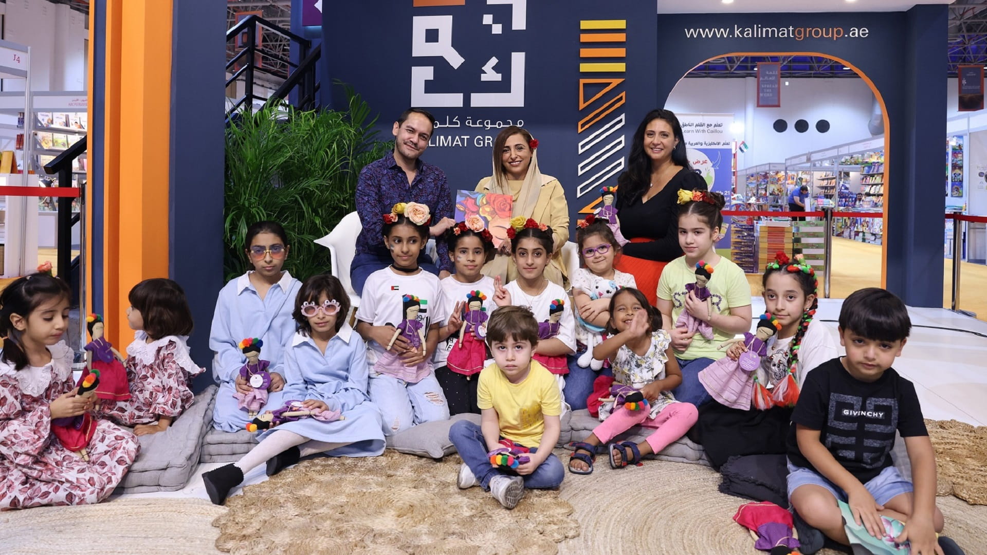 صورة بعنوان: بدور القاسمي تقرأ لأطفال معرض الشارقة للكتاب قصة فريدا كاهلو 