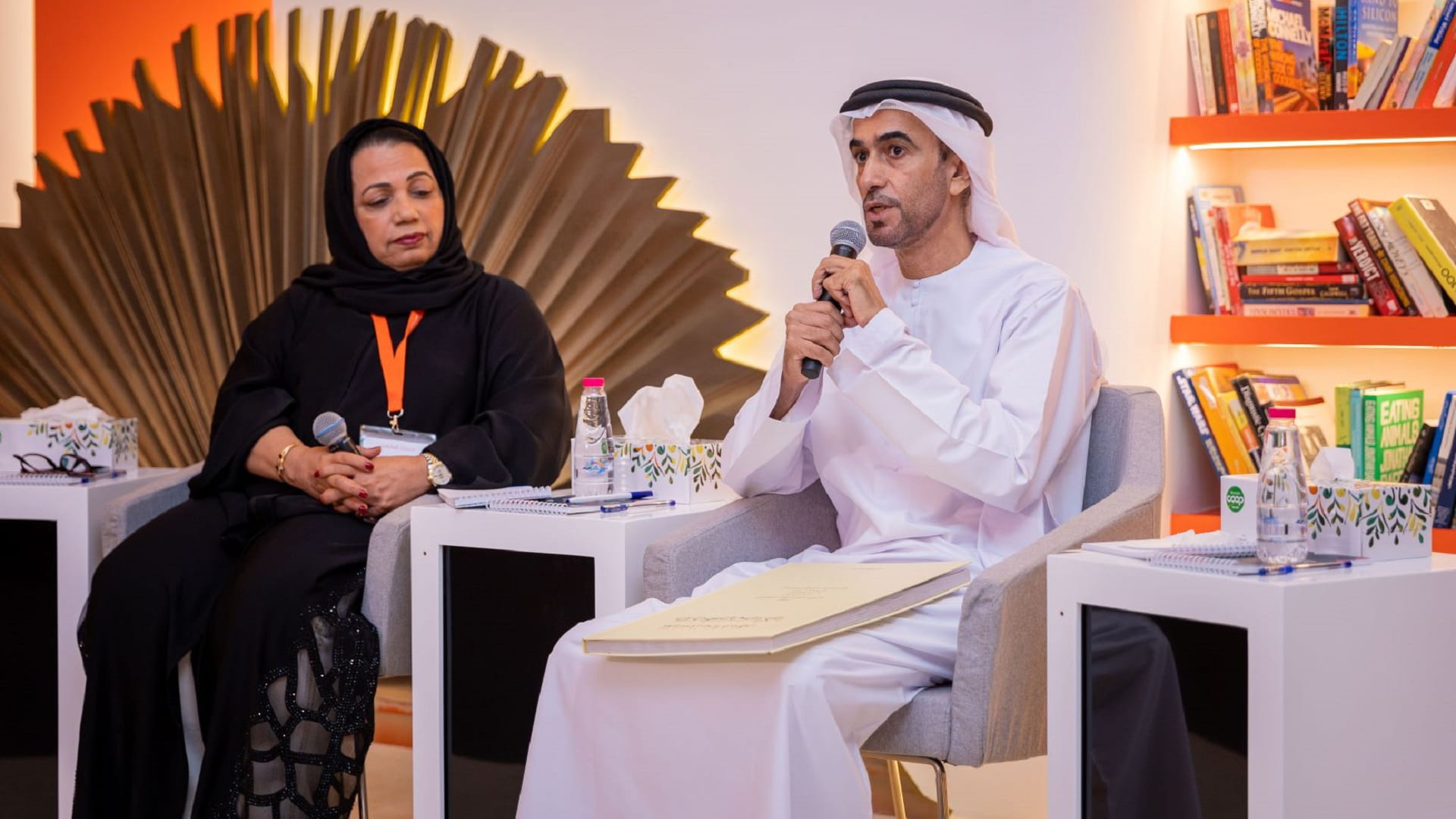 صورة بعنوان: العميمي: كتاب بيوت مدينة الشارقة لسلطان القاسمي وثيقة مرجعية ثمينة 