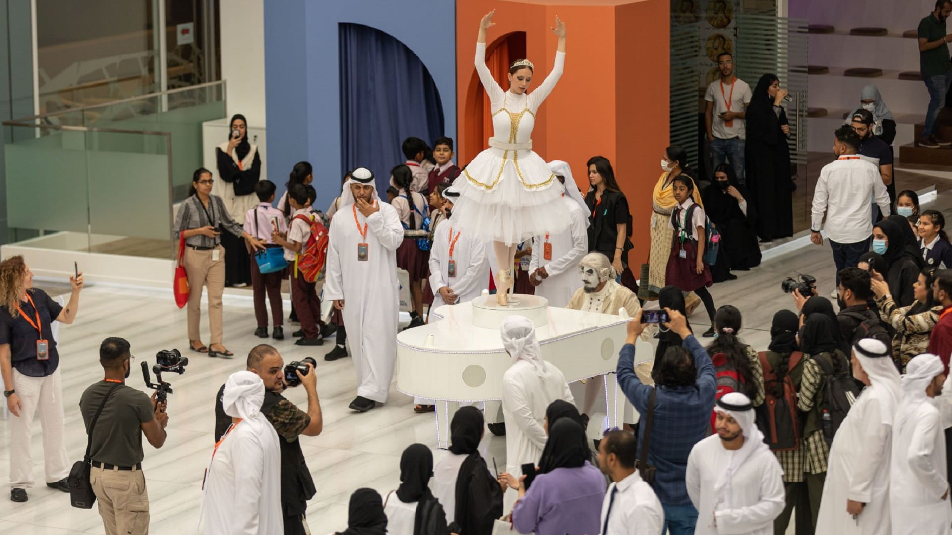 صورة بعنوان: عرض الكاريلون السحري يأسر قلوب زوار معرض الشارقة الدولي للكتاب 