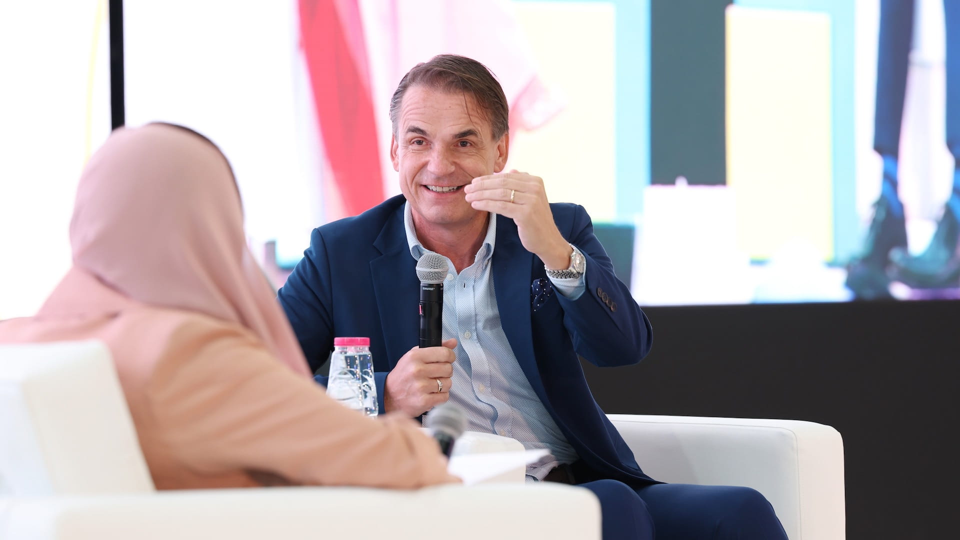 صورة بعنوان: ماركوس دول: معرض الشارقة للكتاب مركز دولي للنشر والتوزيع 