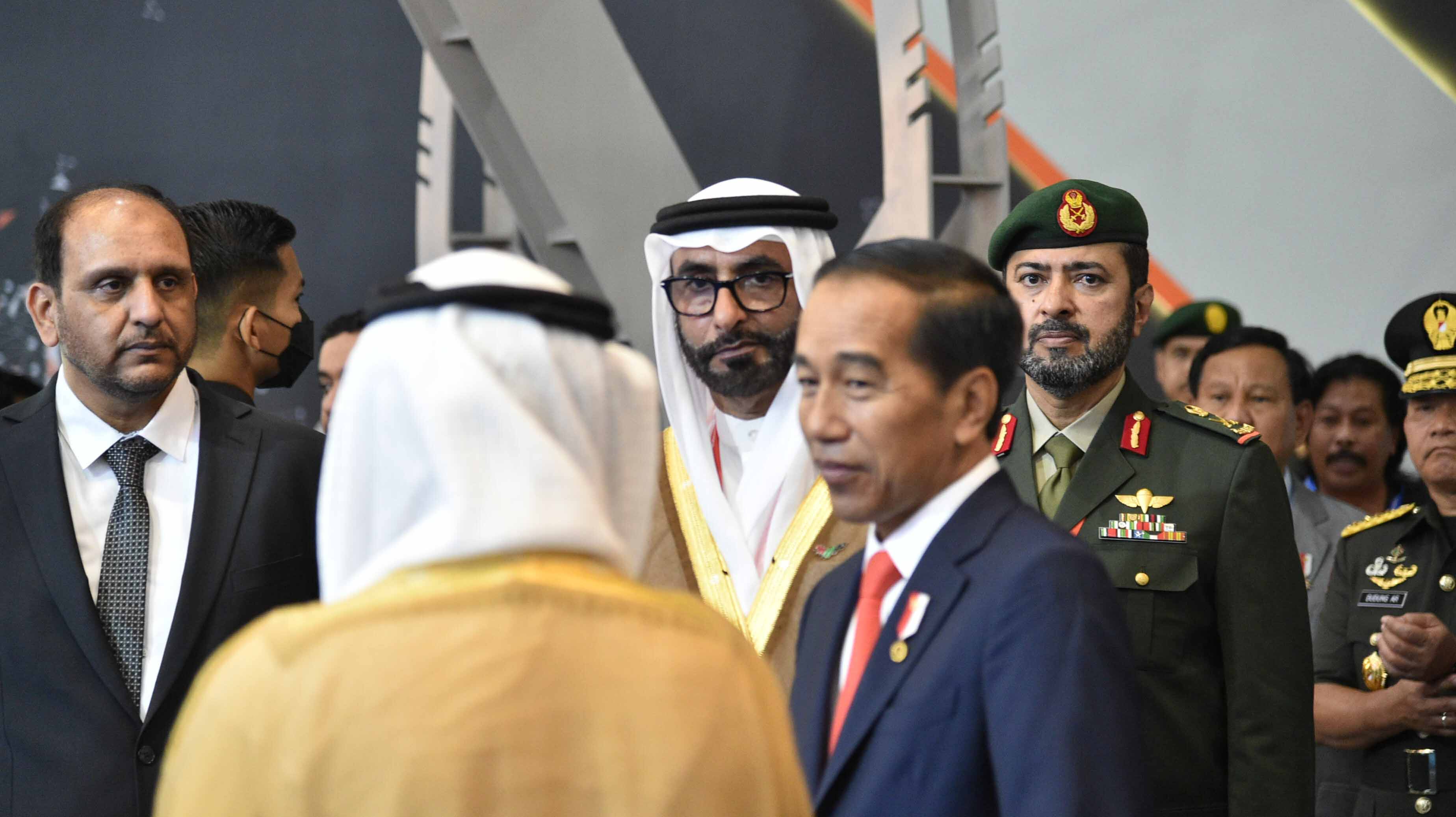 Image for the title: Indonesia Pres. visits UAE pavilion at Indo Defence Expo & Forum 