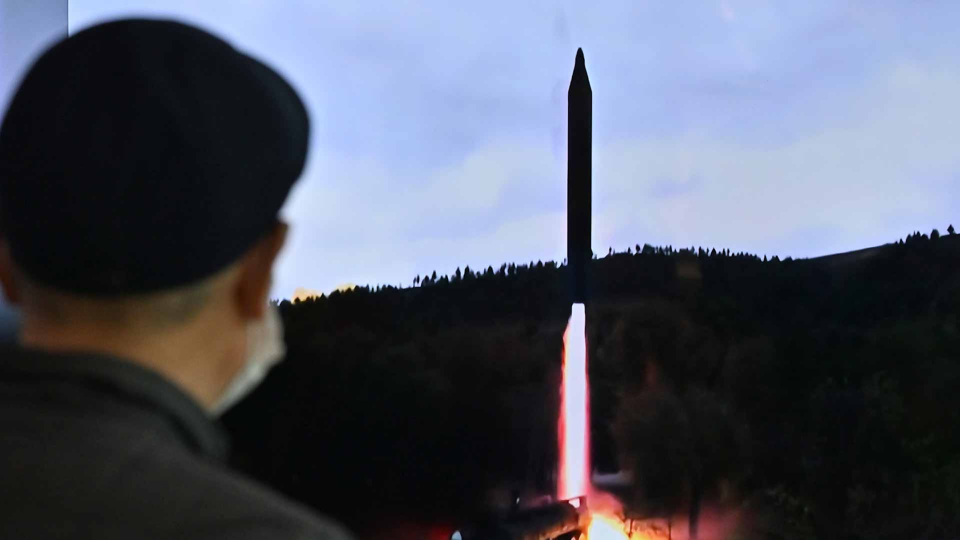 Image for the title: Seoul warns people on island to shelter in bunkers 