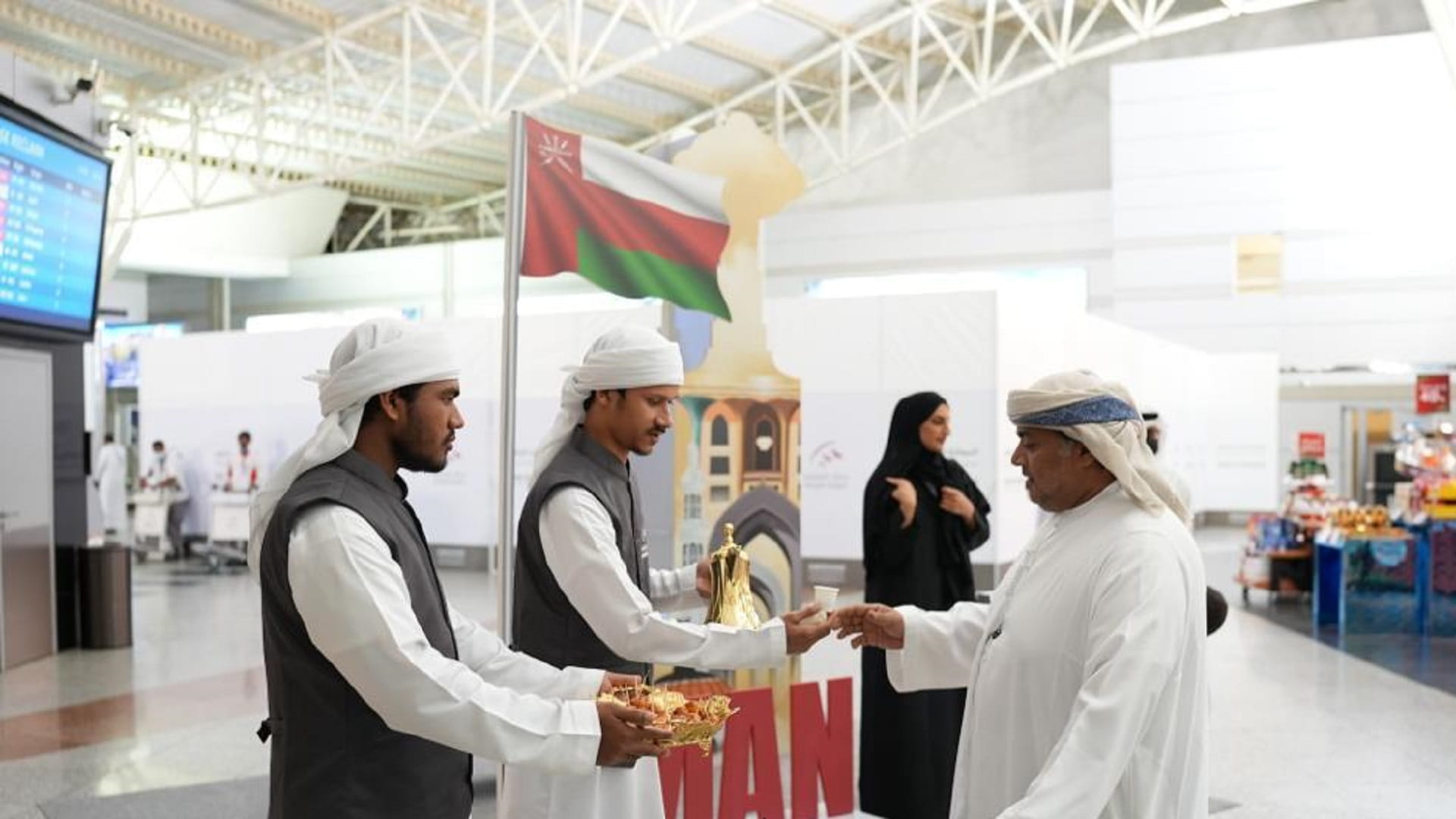 صورة بعنوان: مطار الشارقة يحتفي باليوم الوطني العماني 