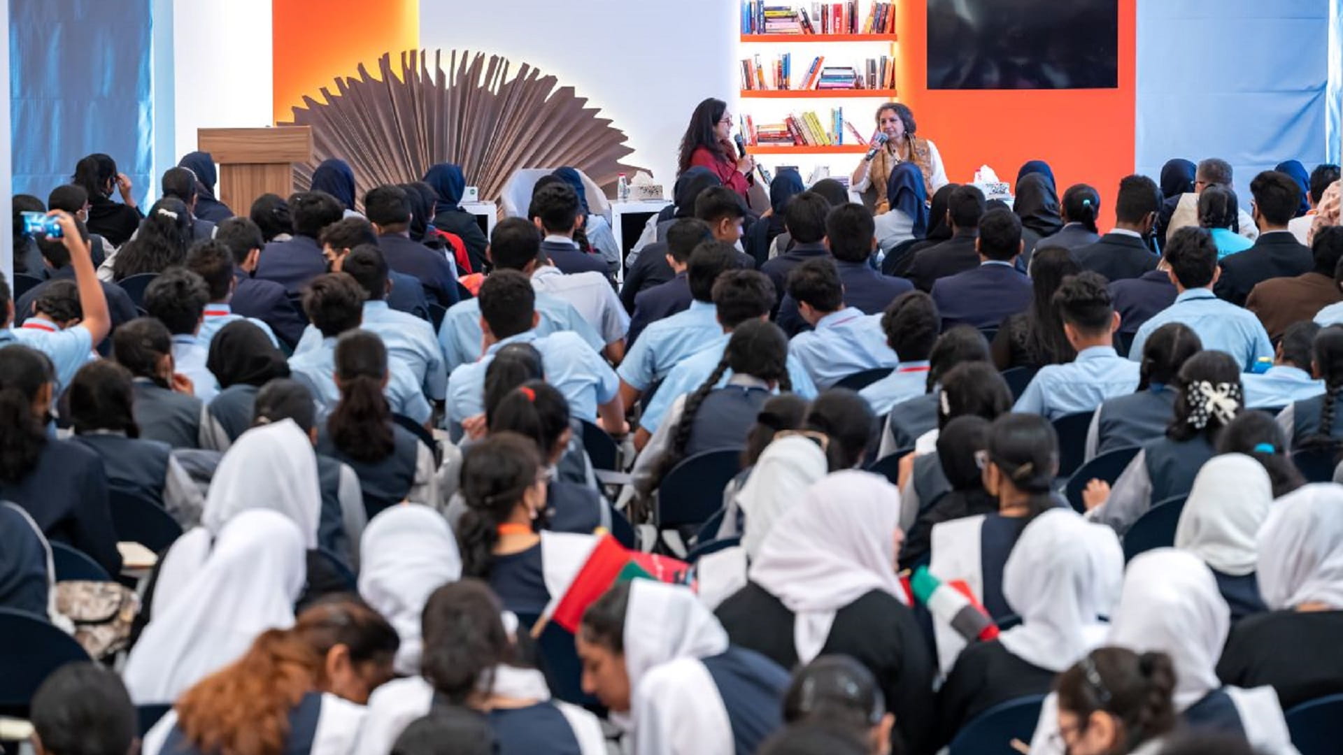 صورة بعنوان: جيتانجالي شري لطلاب الشارقة بمعرض الكتاب: أنتم تحملون مفاتيح الغد 