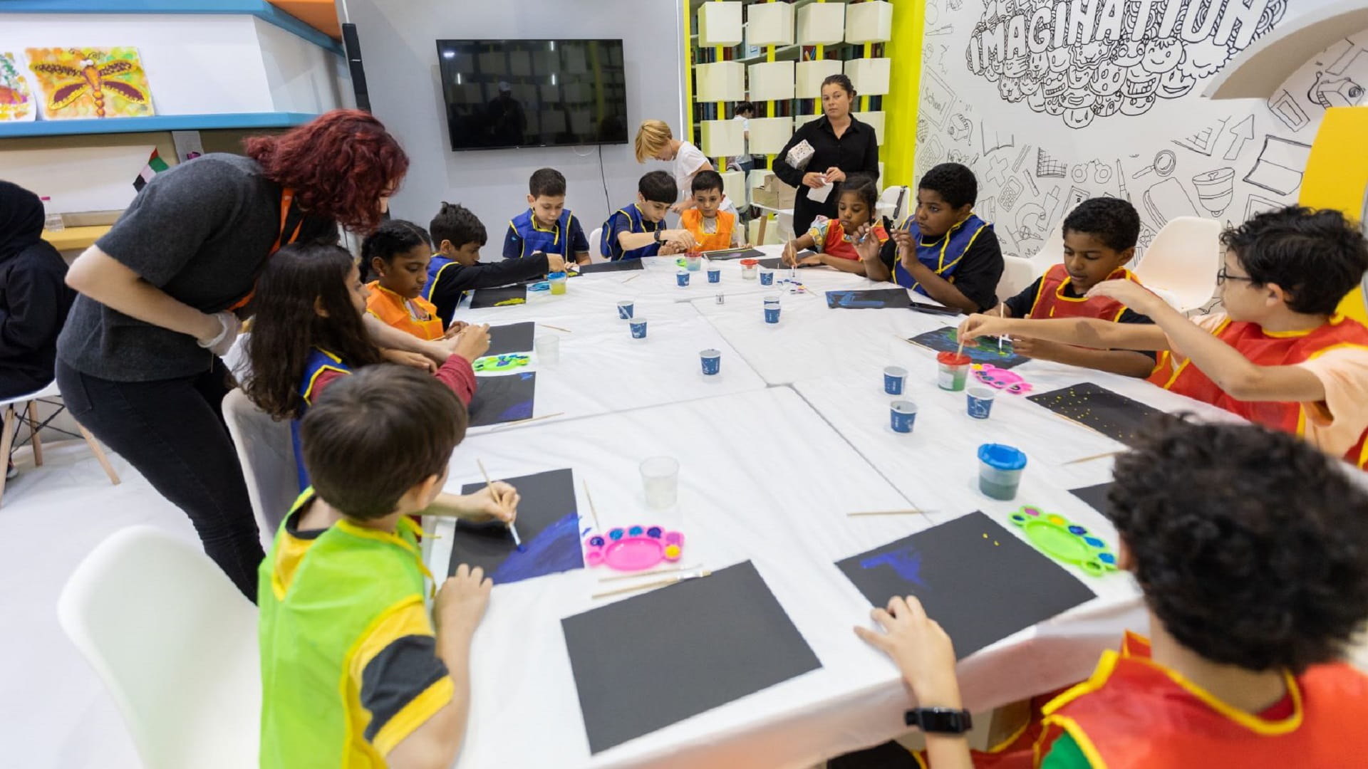 صورة بعنوان: معرض الشارقة للكتاب يبحر بالأطفال إلى عالم الكواكب والمجرات 