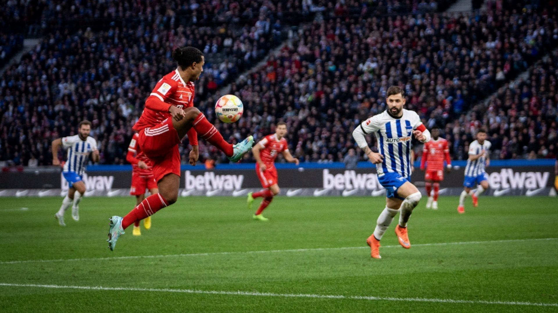 صورة بعنوان: بايرن ميونخ يتصدر الدوري الألماني لكرة القدم مؤقتاً 