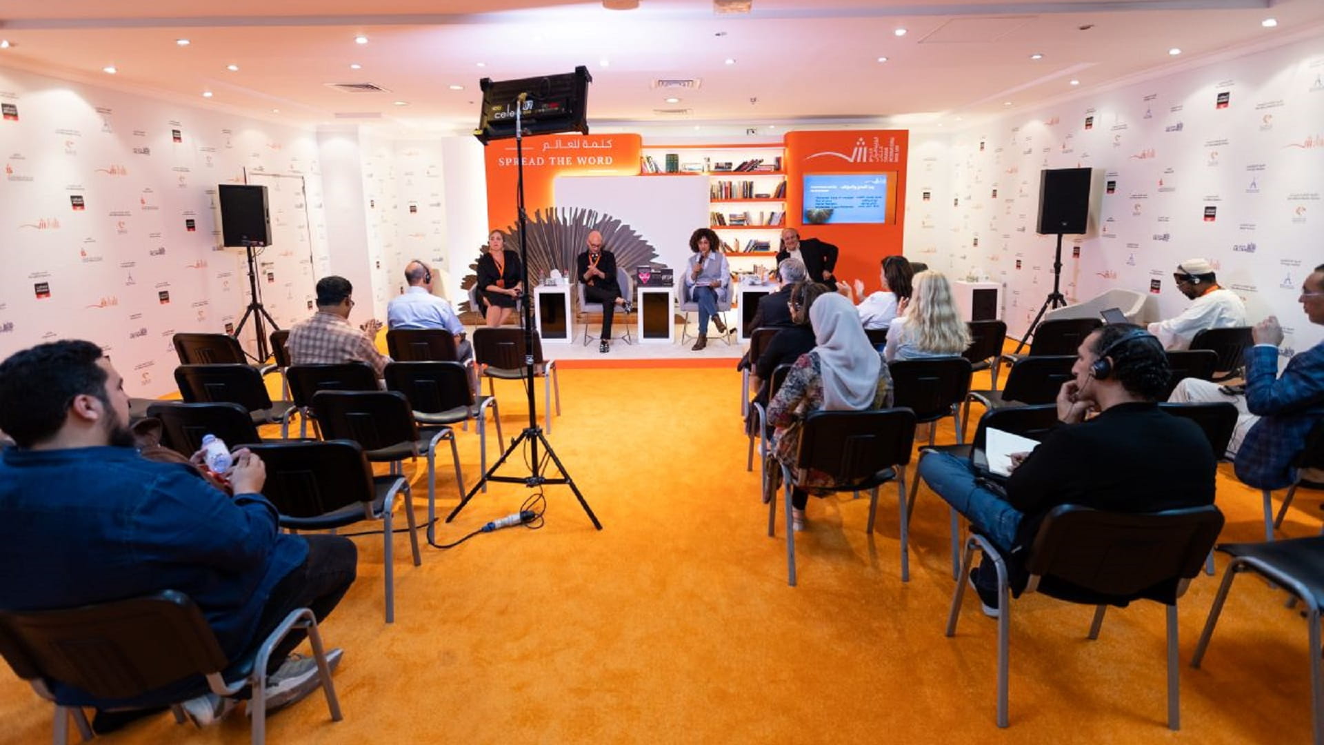 صورة بعنوان: كتاب ومحررون يشاركون تجربتهم في معرض الشارقة الدولي للكتاب 