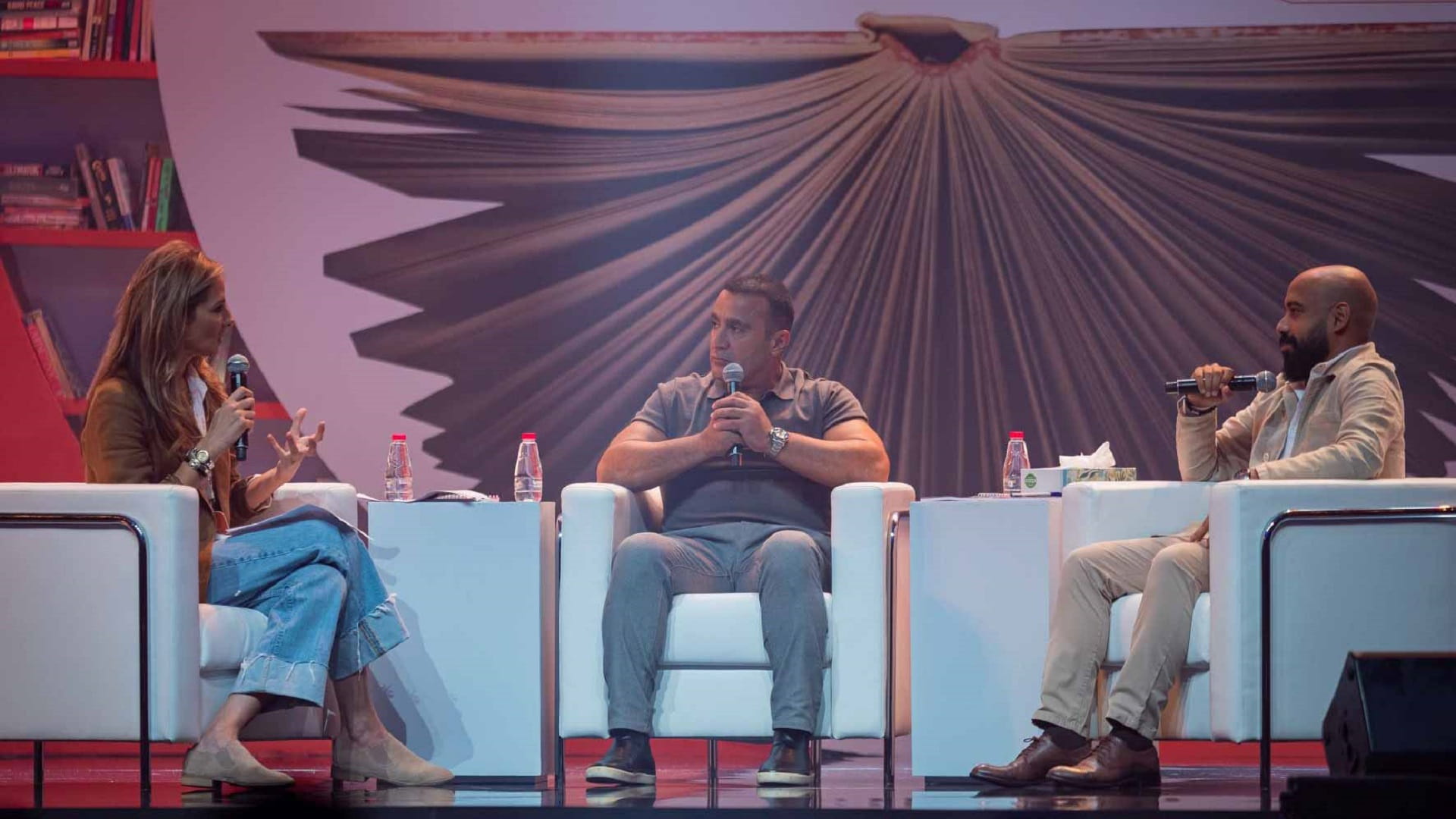 صورة بعنوان: أحمد السقا يكشف لجمهور "الشارقة للكتاب" عن حبه للشعر والقراءة  