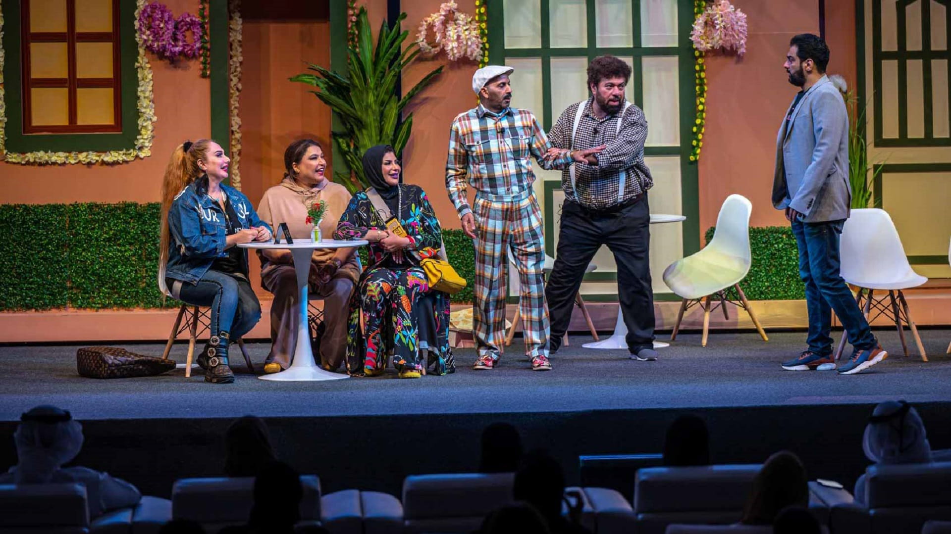 صورة بعنوان: طارق العلي يرافق جمهور "الشارقة للكتاب" بالضحك في "شقة لندن" 